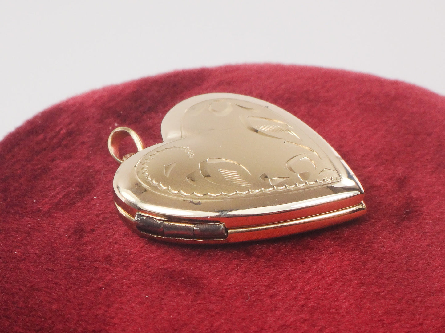 Vintage 14k Yellow Gold Heart Locket Pendant Floral Etched Picture Locket