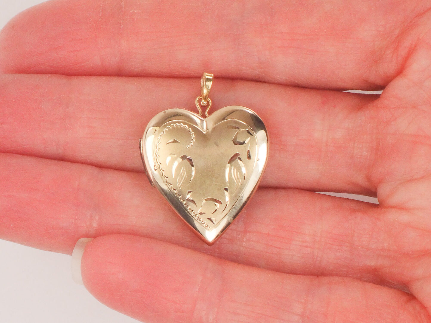Vintage 14k Yellow Gold Heart Locket Pendant Floral Etched Picture Locket