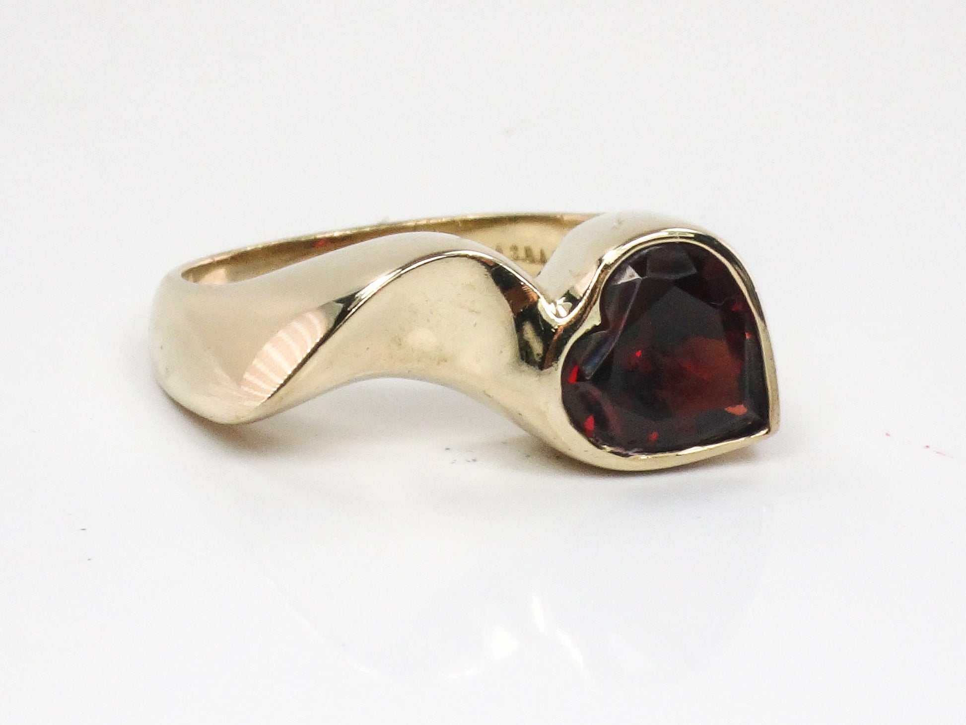 14k Gold Heart Shaped Garnet Ring Vintage Modern Style January Birthstone Ring