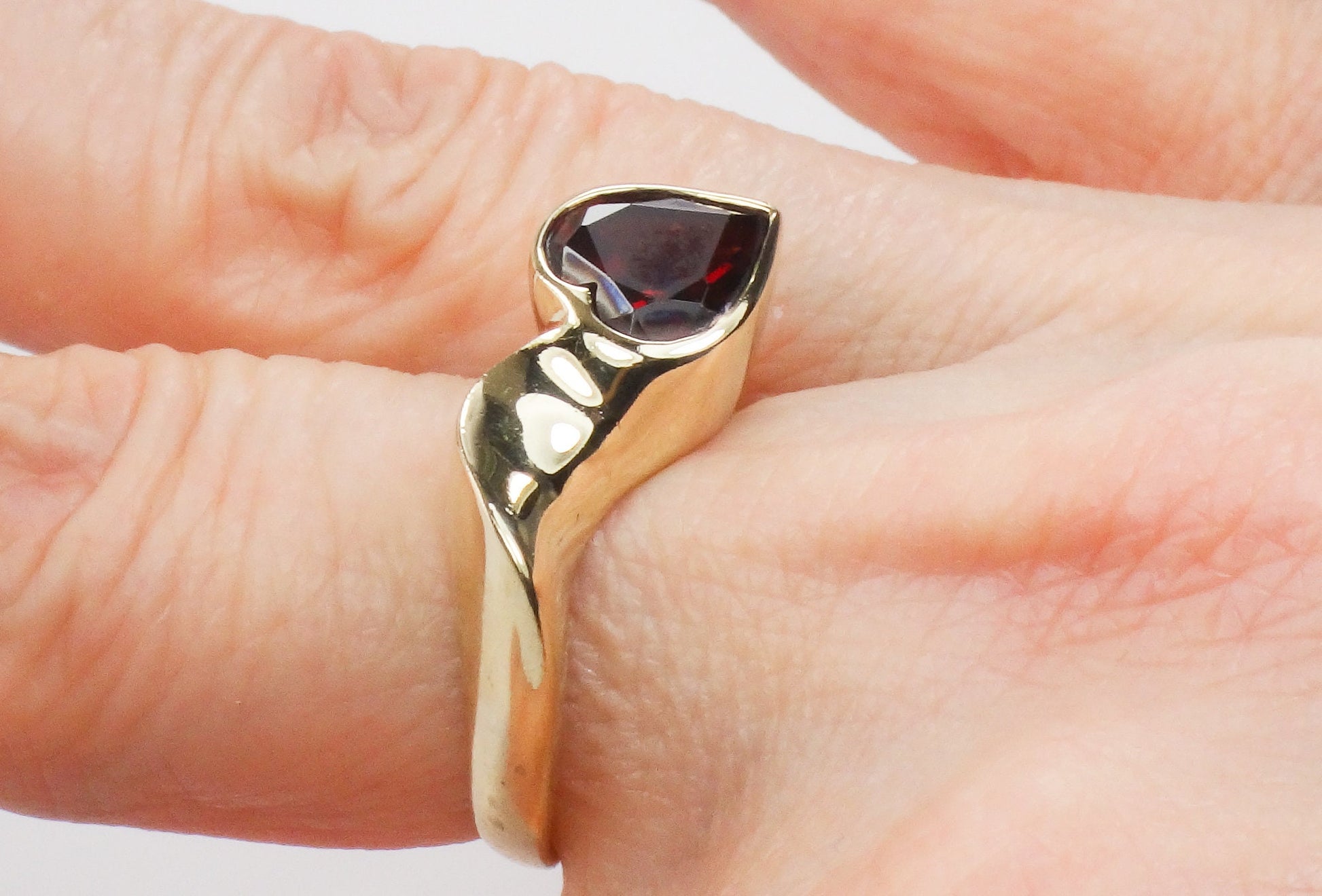 14k Gold Heart Shaped Garnet Ring Vintage Modern Style January Birthstone Ring