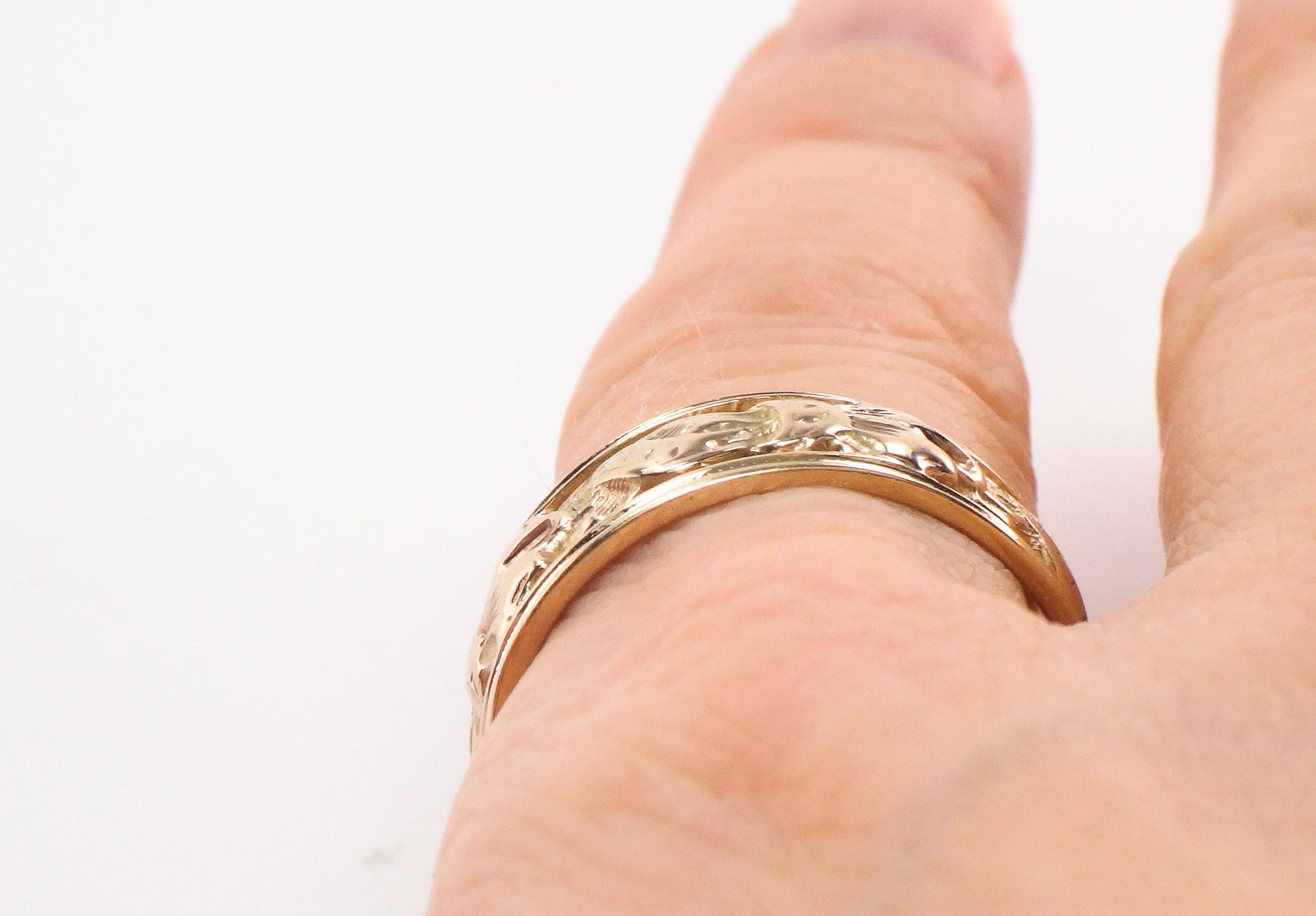 Vintage 14k Yellow Gold Wedding Band: Pierced Ribbon Bow Design, Size 8.75