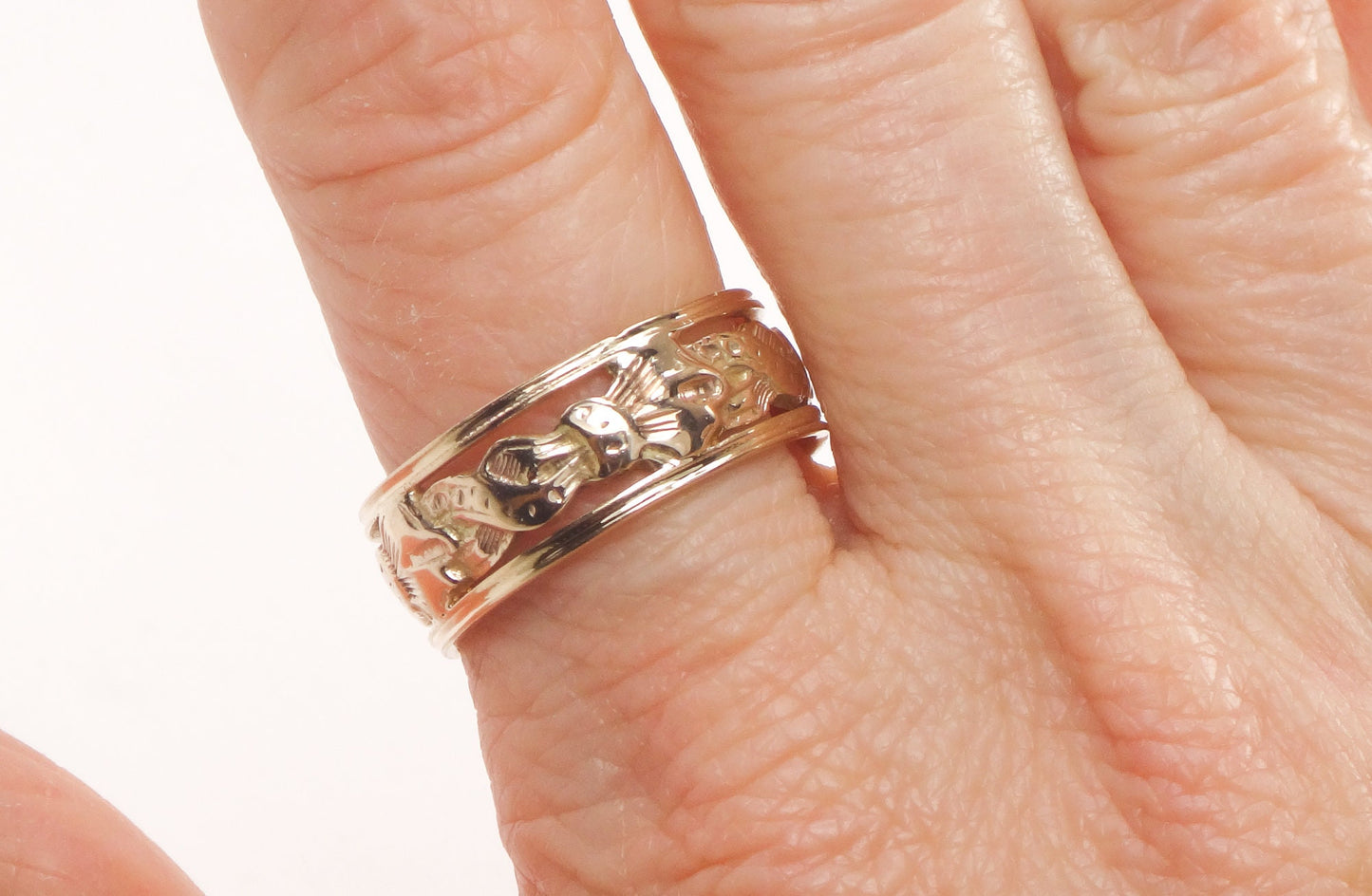 Vintage Solid 14k Yellow Gold Wedding Band with Pierced Ribbon Bow Style Design Size 8 3/4