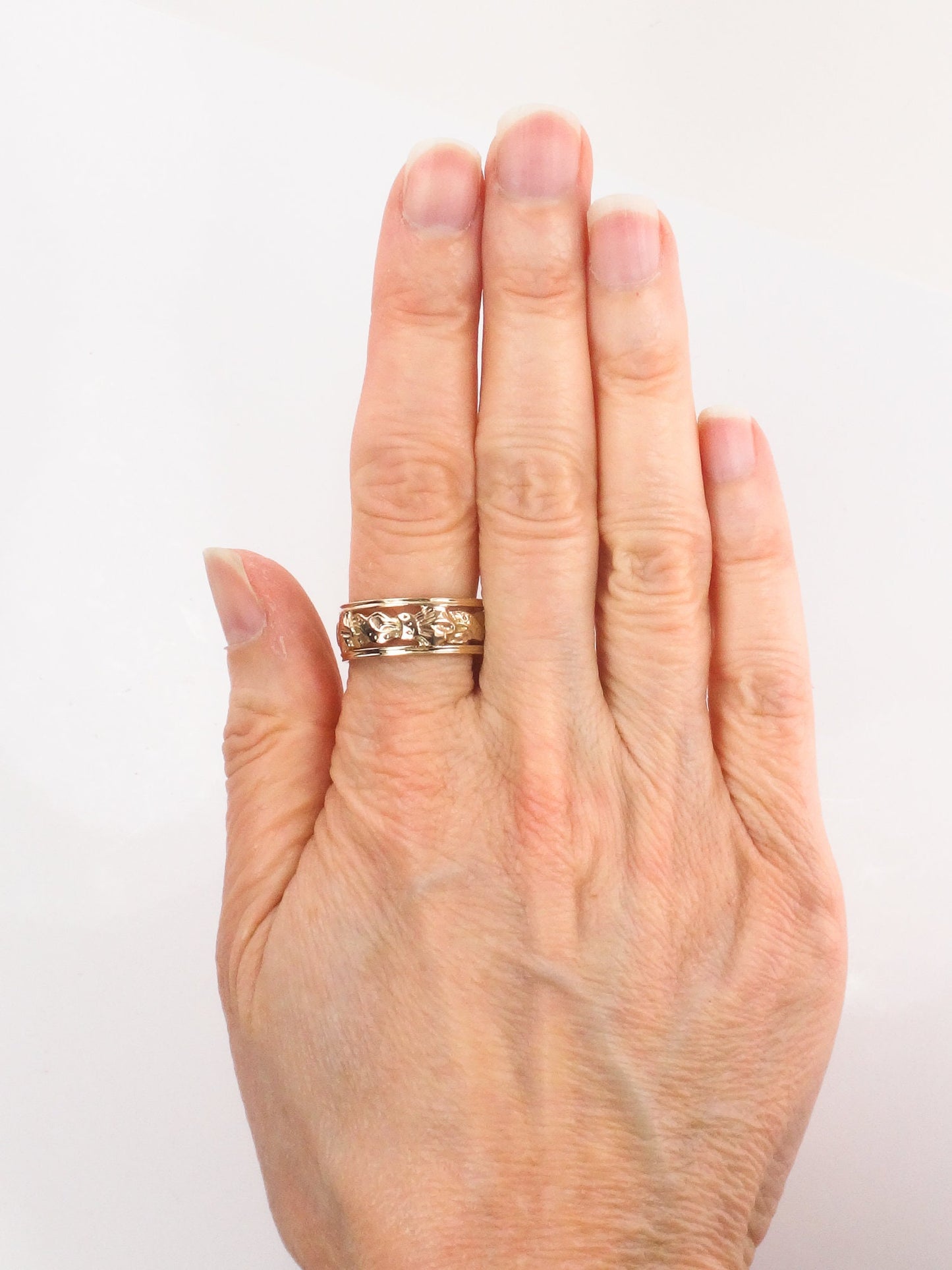 Vintage 14k Yellow Gold Wedding Band: Pierced Ribbon Bow Design, Size 8.75