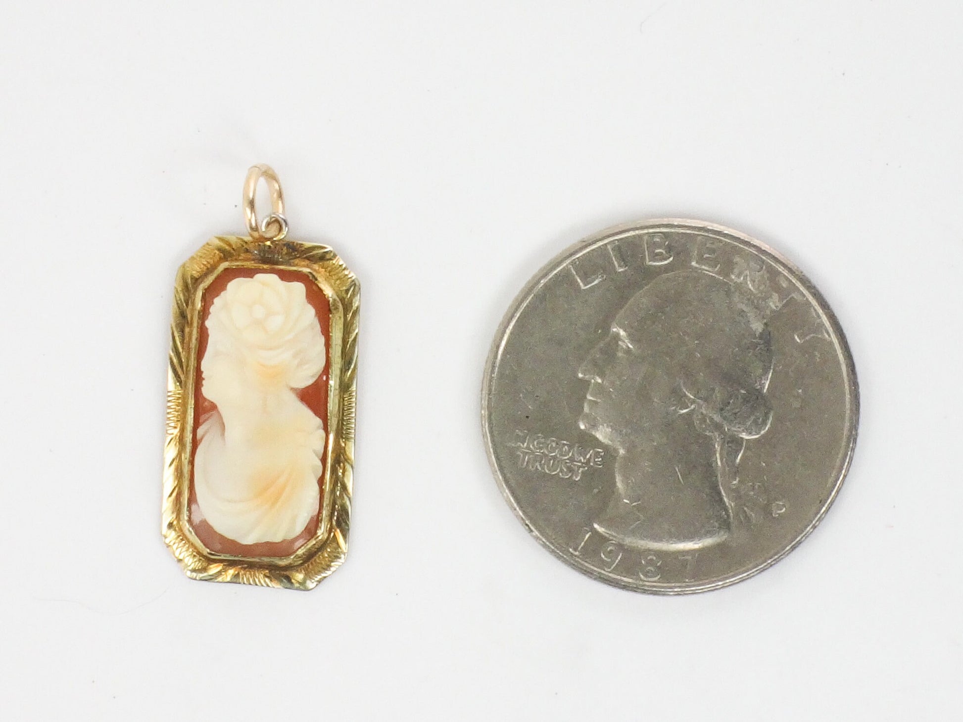 Vintage 14k Yellow Gold Small Shell Cameo Pendant with Flower in Hair