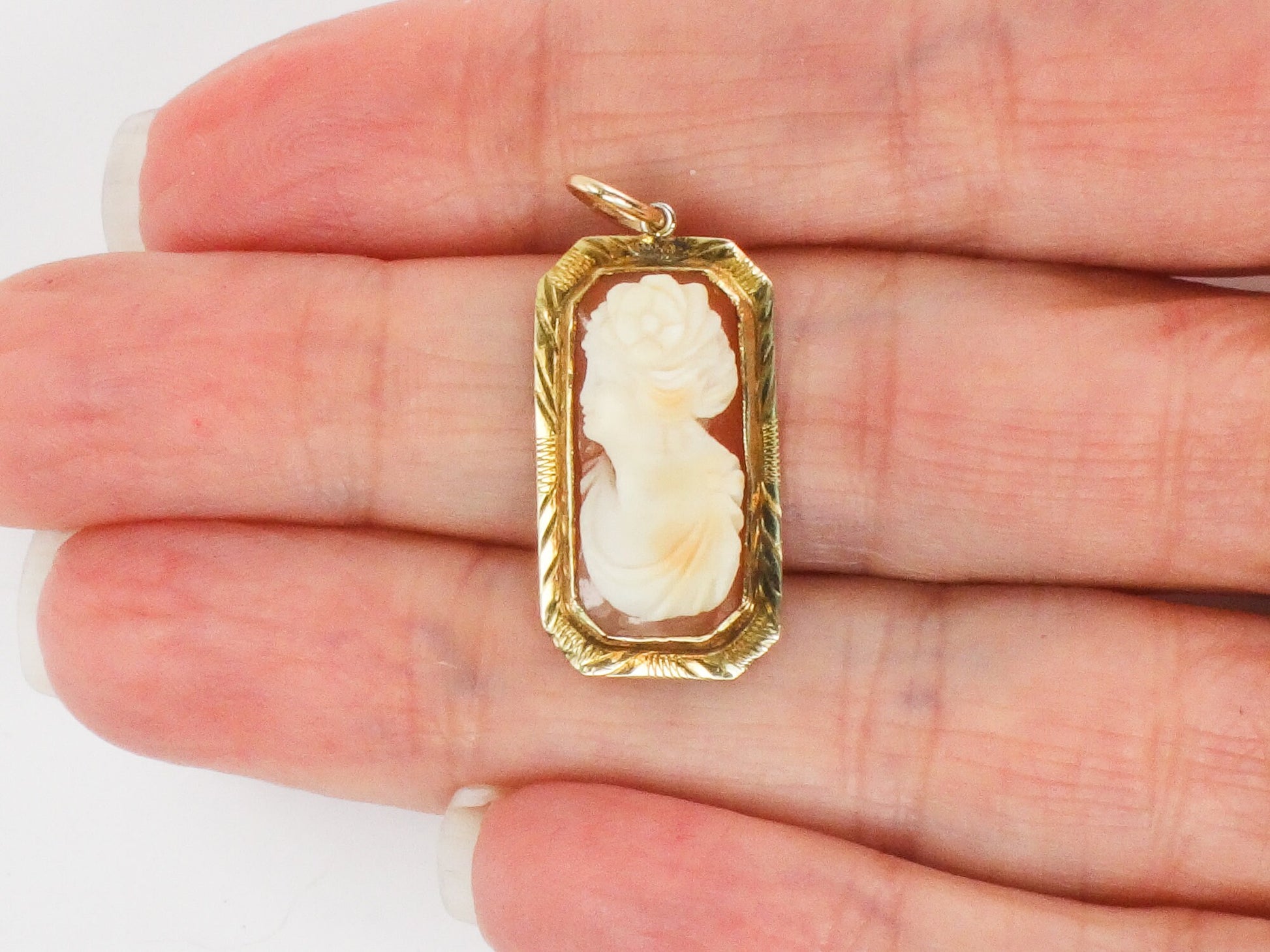 Vintage 14k Yellow Gold Small Shell Cameo Pendant with Flower in Hair