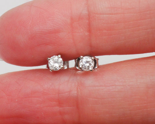 14k White Gold Diamond Stud Earrings: .28 TDW, 3.2mm