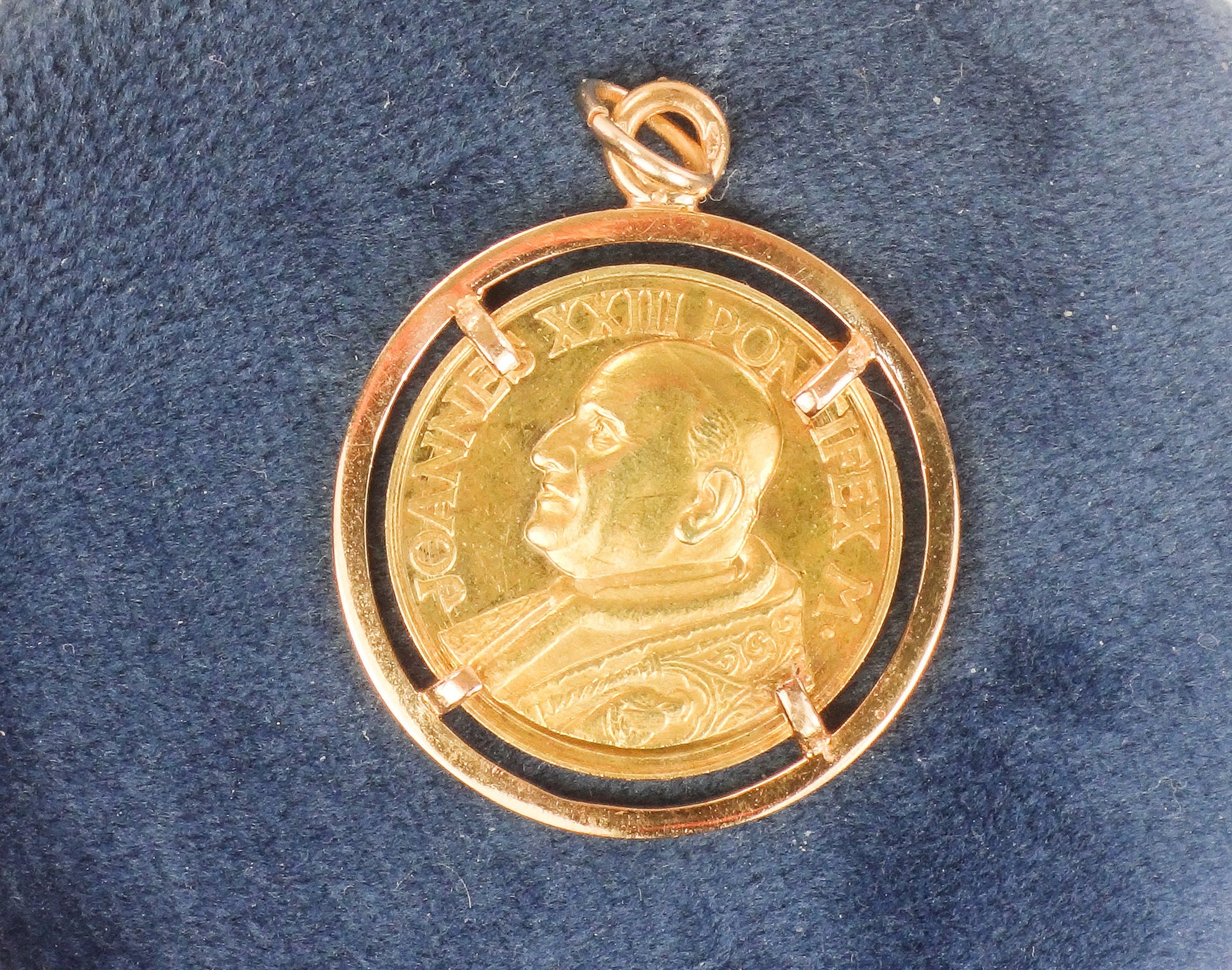 Vintage 18k Gold Pope John XXIII Medal Pendant: Catholic Religious Charm
