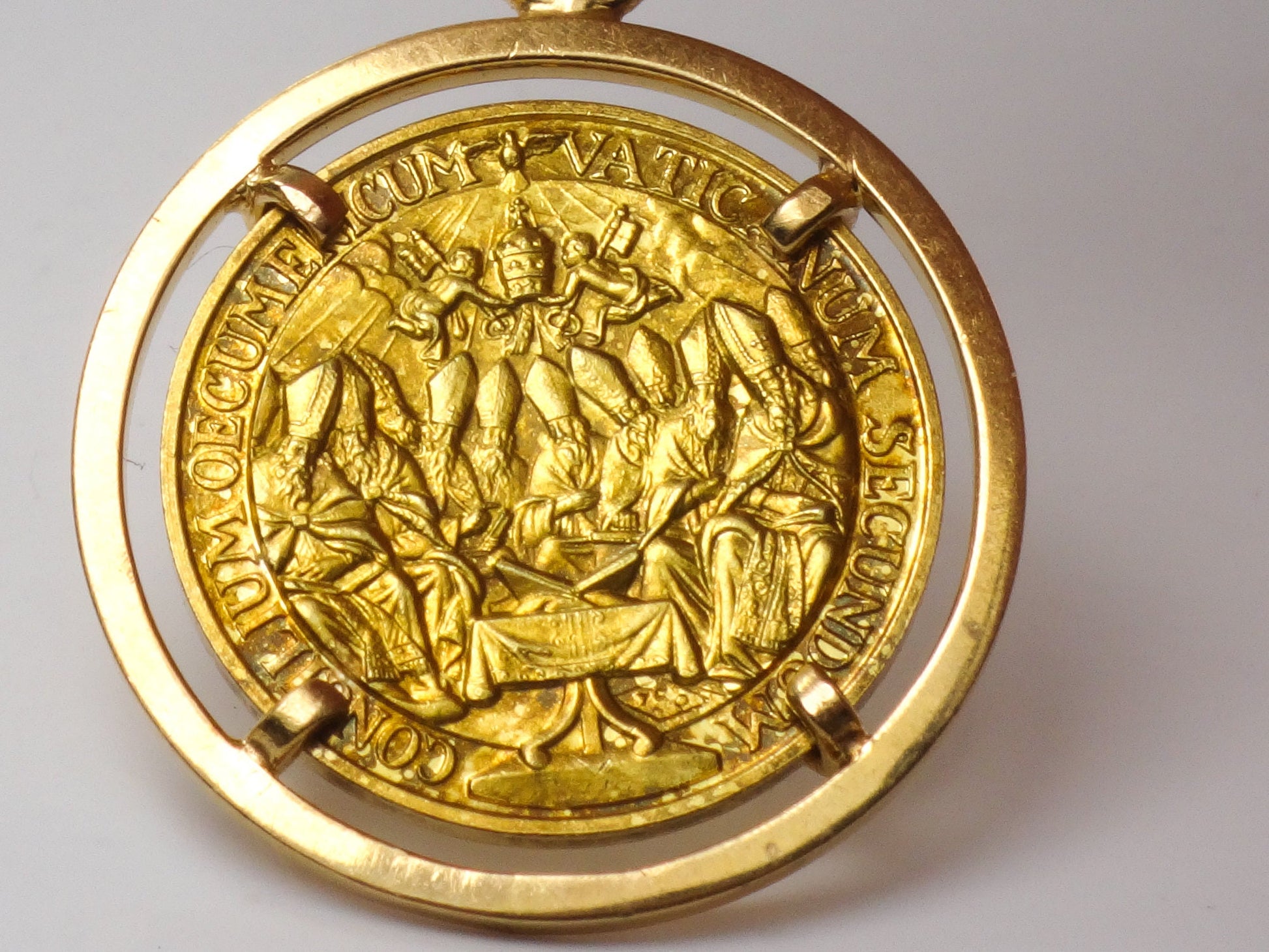 Vintage 18k Gold Pope John XXIII Medal Pendant: Catholic Religious Charm