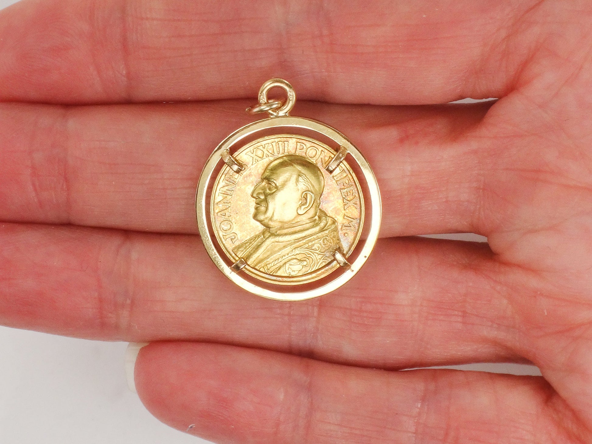 Vintage 18k Gold Pope John XXIII Medal Pendant: Catholic Religious Charm