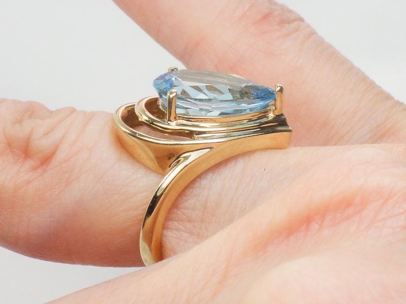 Vintage Modern 10k Yellow Gold Pear Shaped Blue Topaz Ring Blue December Birthstone Size 4.5