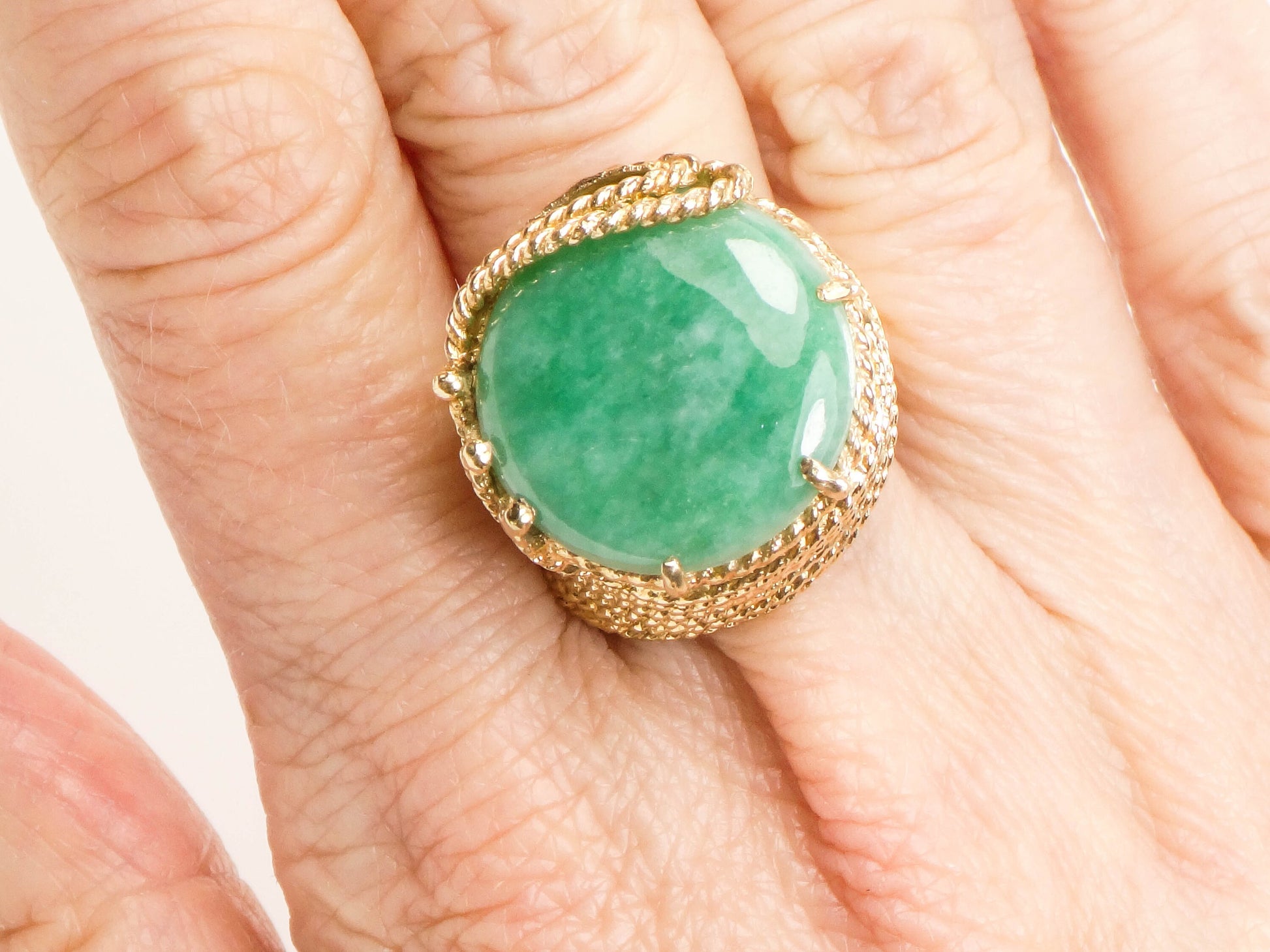 Vintage Large 14k Yellow Gold Round Green Jade Ring Size 7