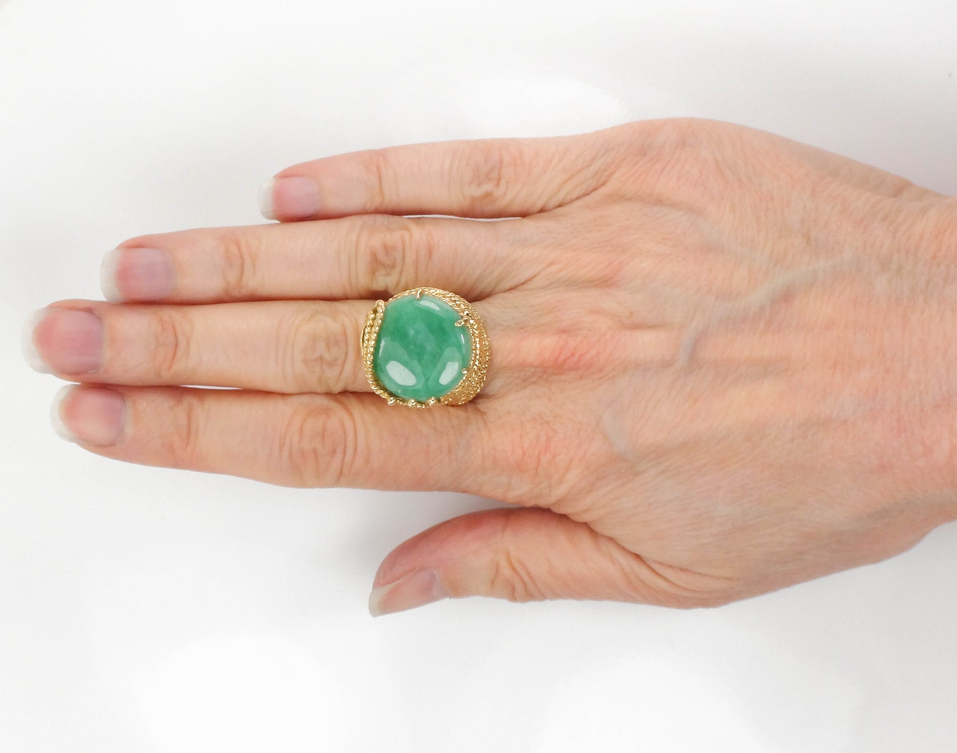 Vintage Large 14k Yellow Gold Round Green Jade Ring Size 7