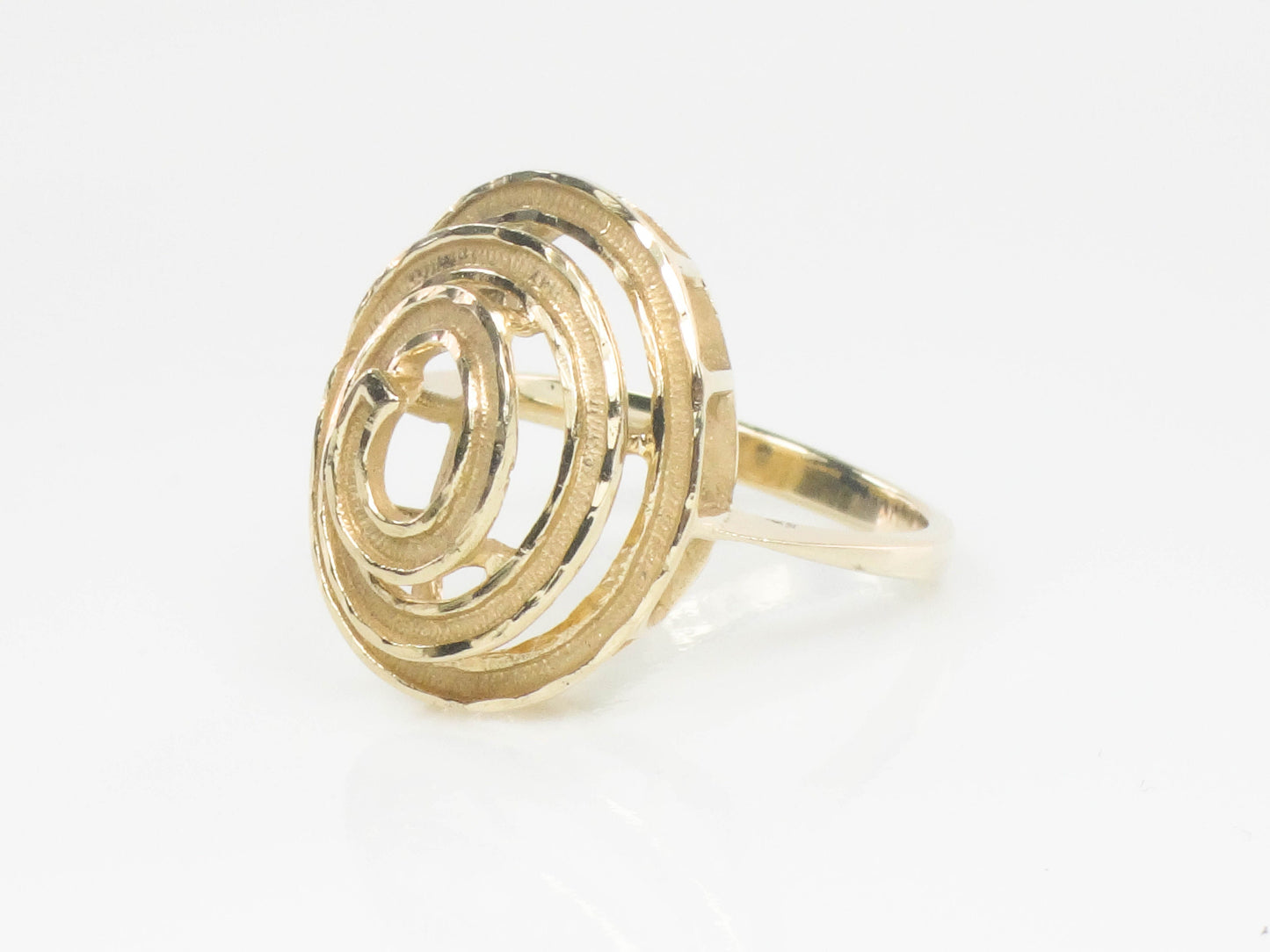 Vintage 14k Solid Yellow Gold Swirl Ring with Modern Style Size 6.75