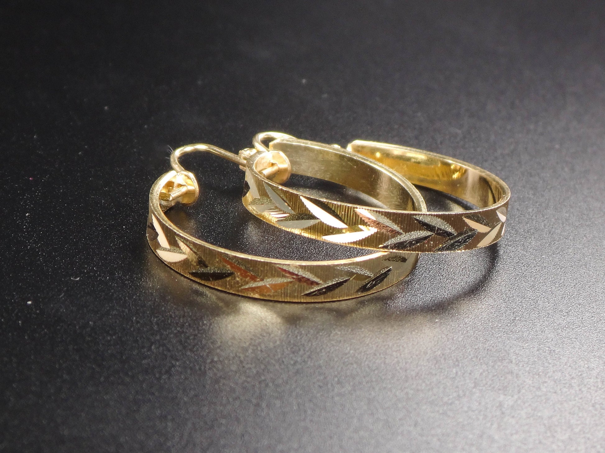 Vintage 14k Yellow Gold Round Hoop Earrings with Diamond Cut Wheat Design