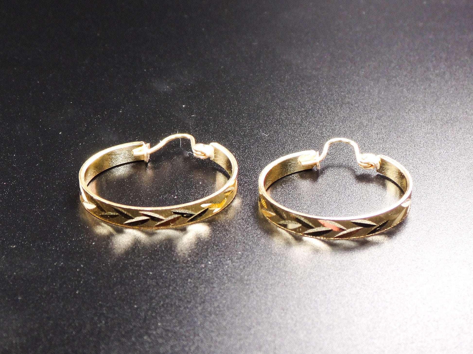 Vintage 14k Yellow Gold Round Hoop Earrings with Diamond Cut Wheat Design