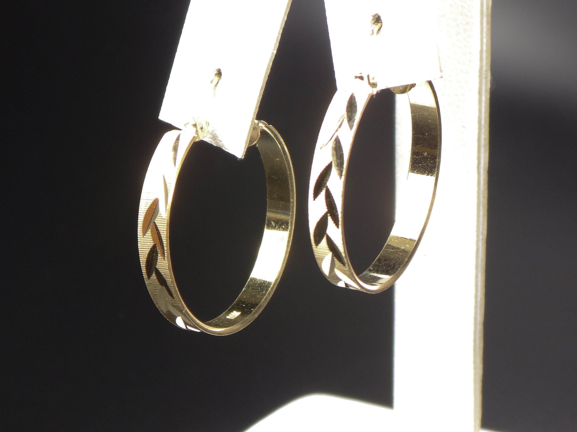 Vintage 14k Yellow Gold Round Hoop Earrings with Diamond Cut Wheat Design