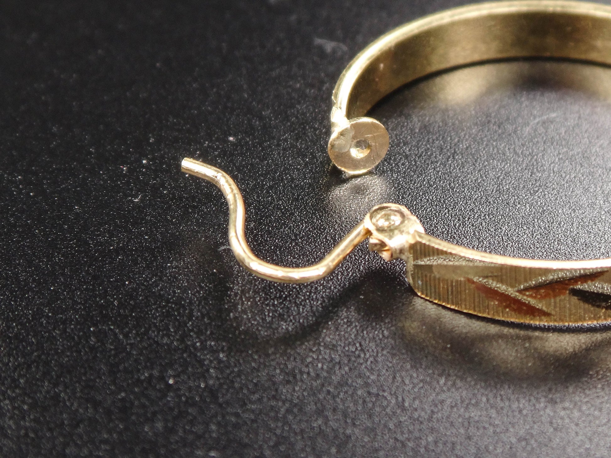 Vintage 14k Yellow Gold Round Hoop Earrings with Diamond Cut Wheat Design