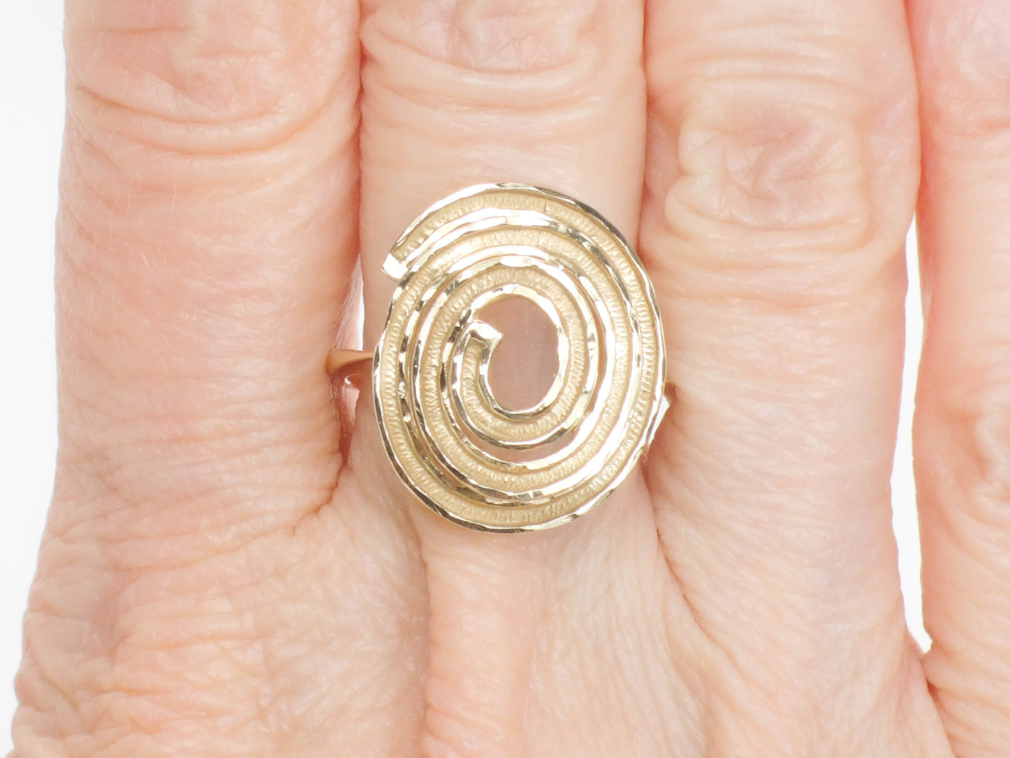 Vintage 14k Solid Yellow Gold Swirl Ring with Modern Style Size 6.75
