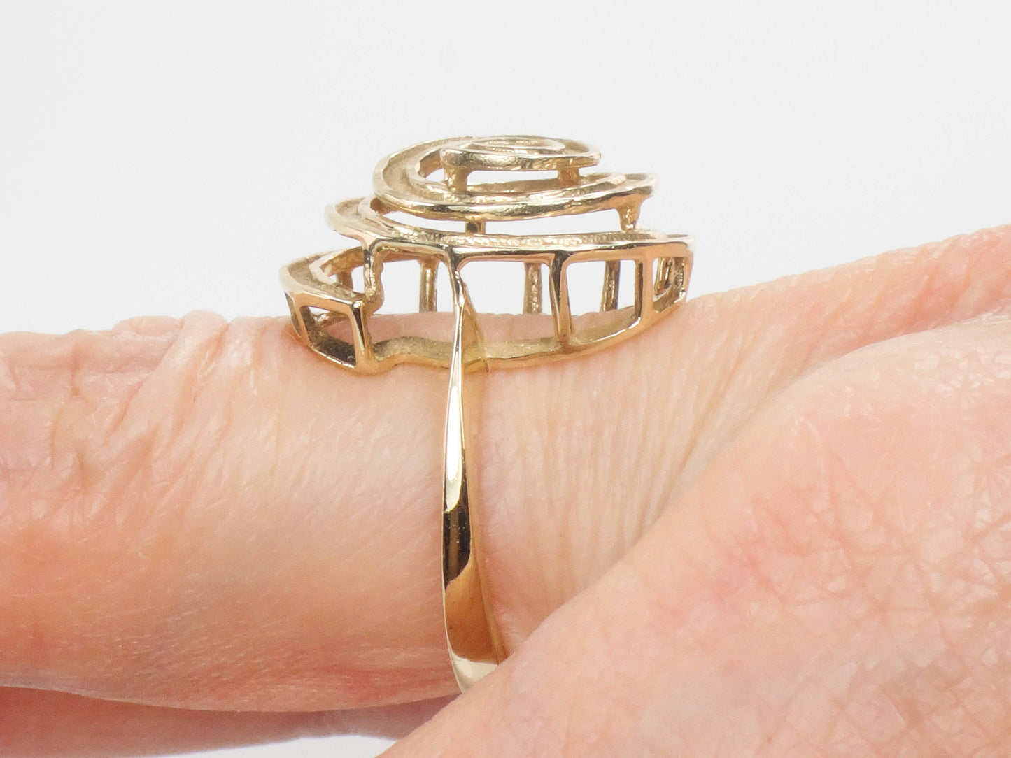 Vintage 14k Solid Yellow Gold Swirl Ring with Modern Style Size 6.75