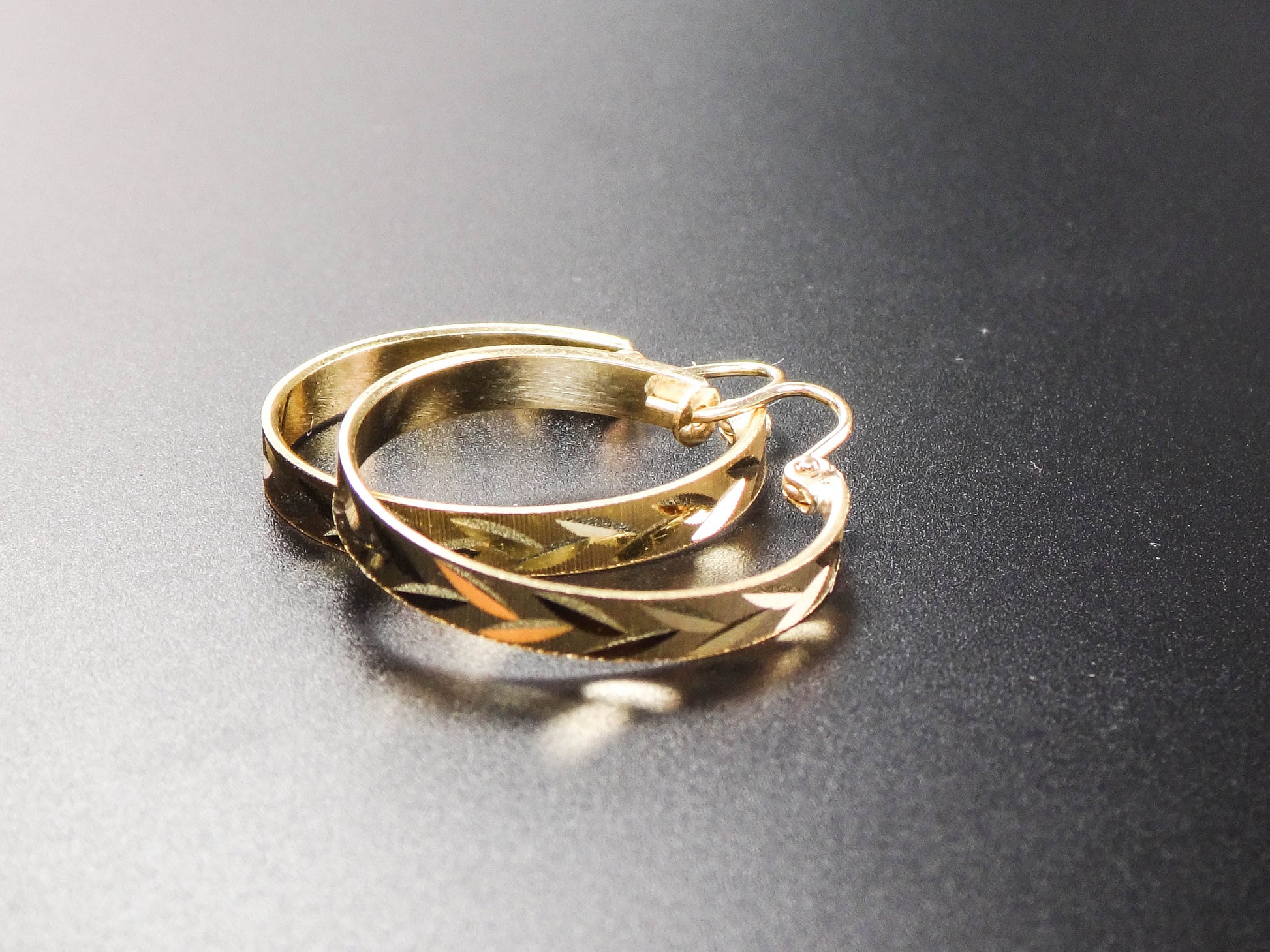 Vintage 14k Yellow Gold Round Hoop Earrings with Diamond Cut Wheat Design