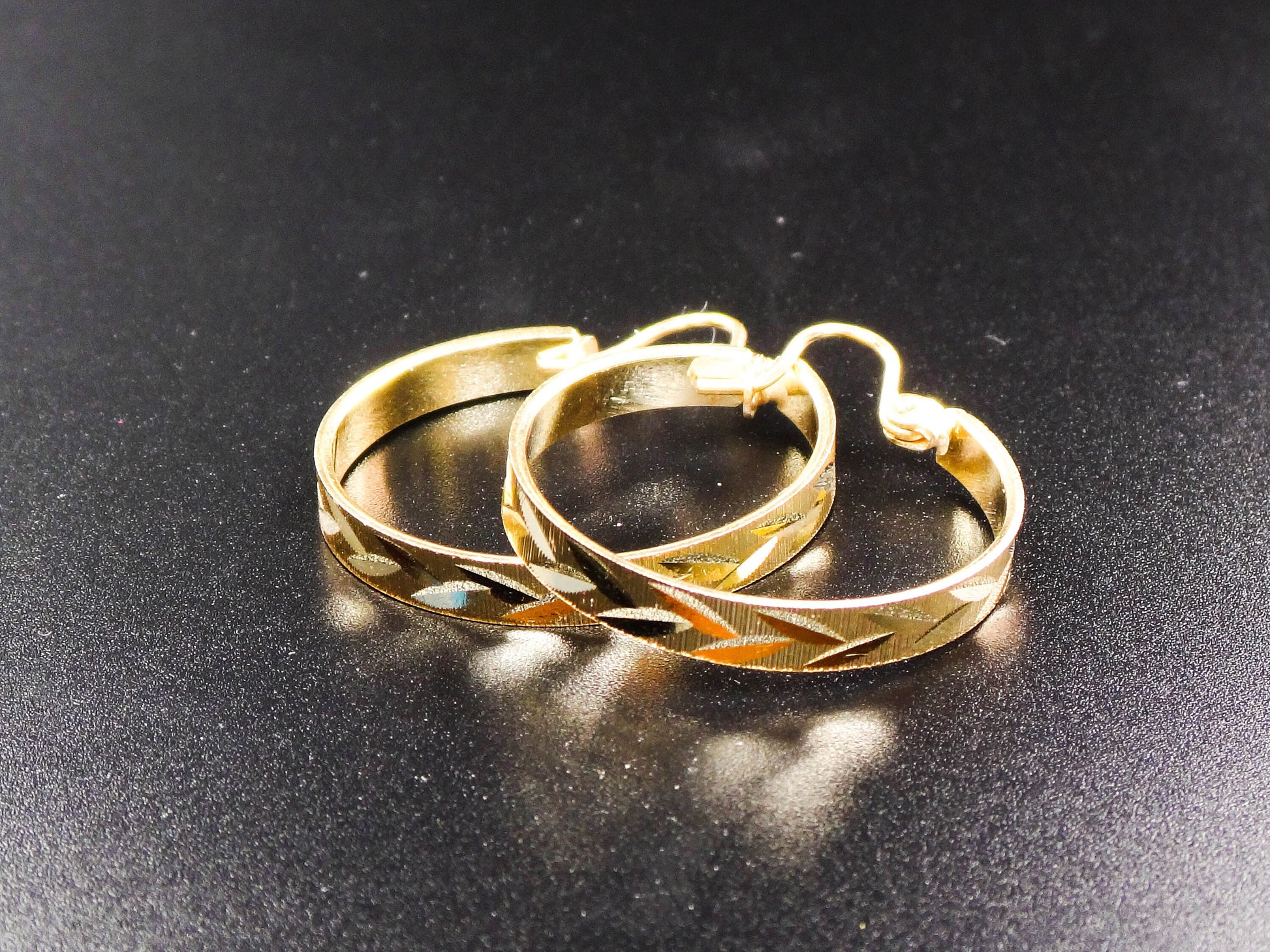 Vintage 14k Yellow Gold Round Hoop Earrings with Diamond Cut Wheat Design