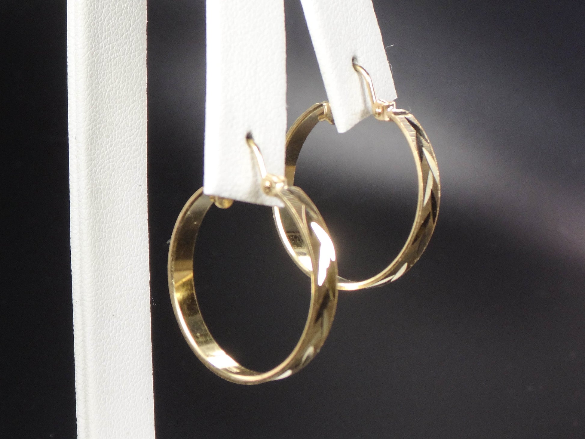 Vintage 14k Yellow Gold Round Hoop Earrings with Diamond Cut Wheat Design