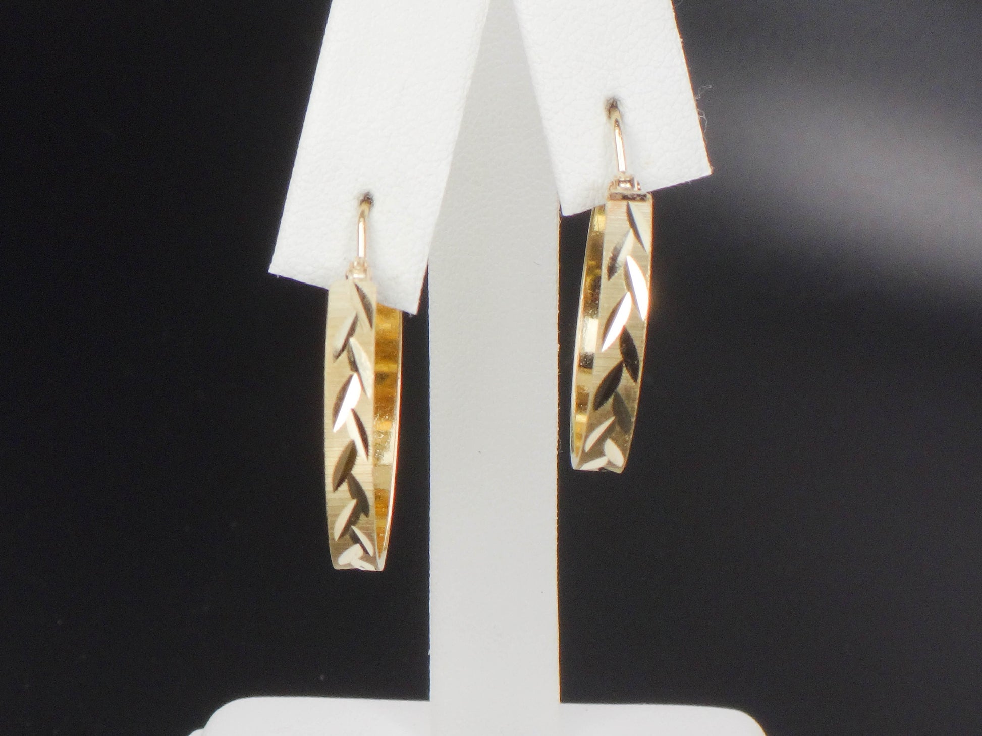 Vintage 14k Yellow Gold Round Hoop Earrings with Diamond Cut Wheat Design