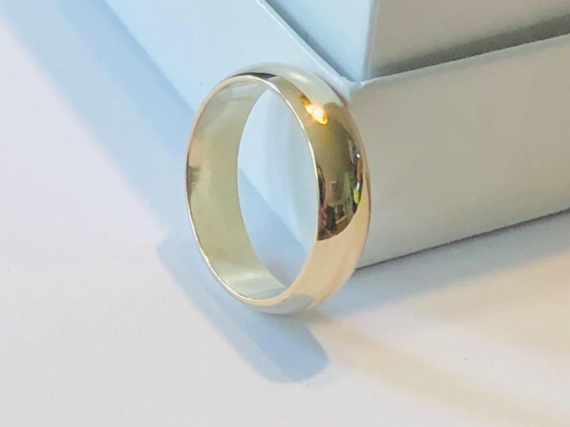 Vintage 14k Solid Yellow Gold 4.9 mm Wedding Band Size 5.75