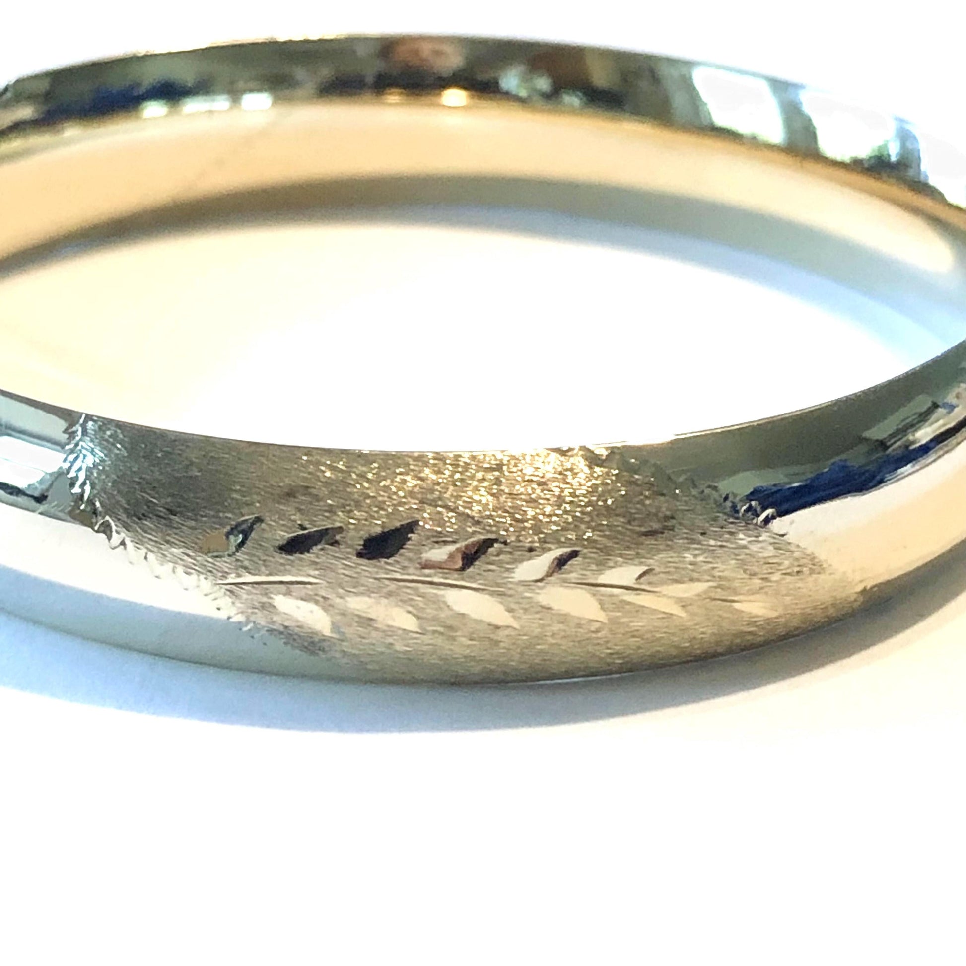 Vintage 14k Yellow Gold Engraved Leaves Hinged Bangle Bracelet, Small Size 6 5/8"