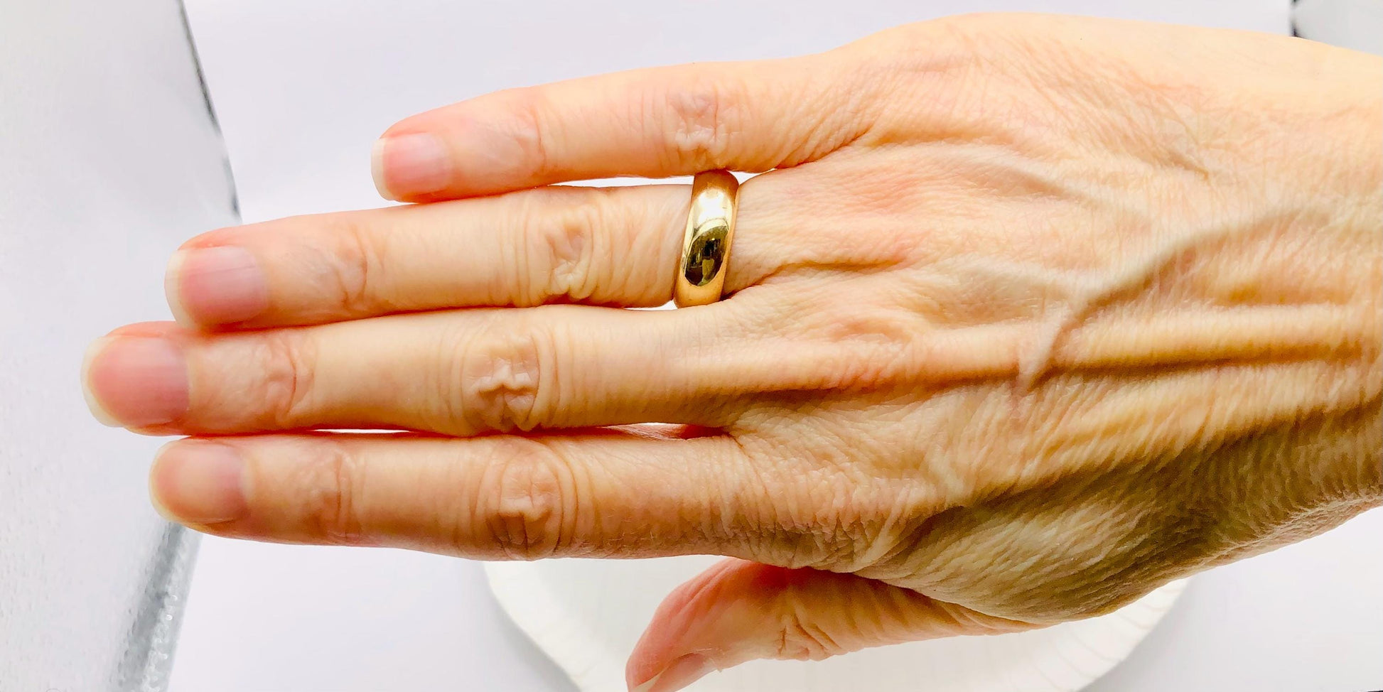 Vintage 14k Solid Yellow Gold 5.9 mm Wide Wedding Band Size 5