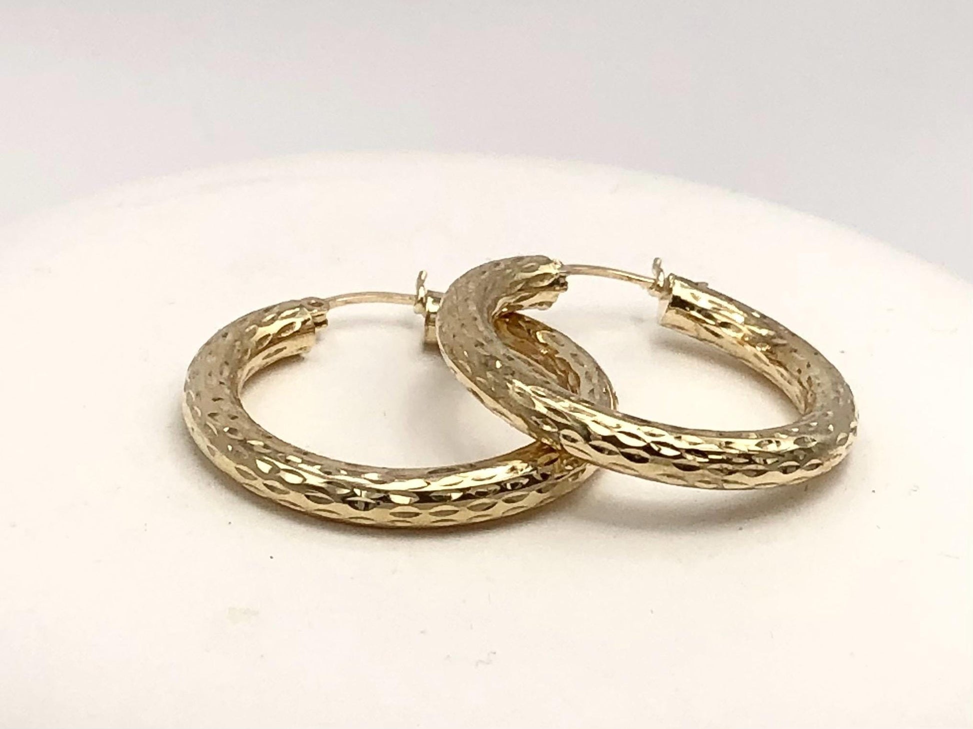 Vintage 14k Yellow Gold Diamond Cut Hoop Earrings: 3.8mm Round Hoops