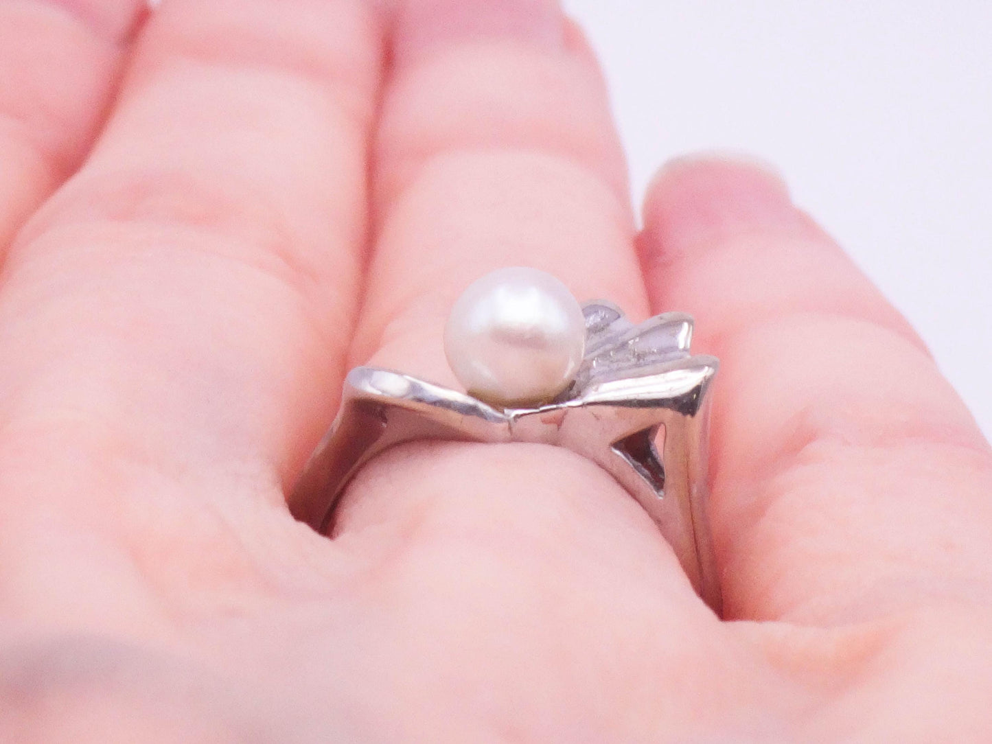 Vintage 14k White Gold White Cultured Pearl Ring Modern Style June Birthstone Ring Size 5.5