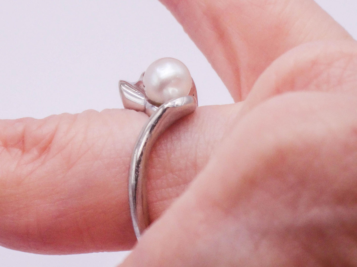 Vintage 14k White Gold White Cultured Pearl Ring Modern Style June Birthstone Ring Size 5.5