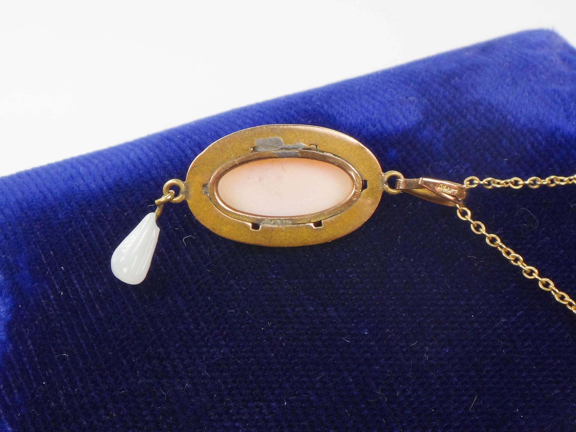 Vintage Gold Tone Cameo Lavalier Pendant Necklace 17"