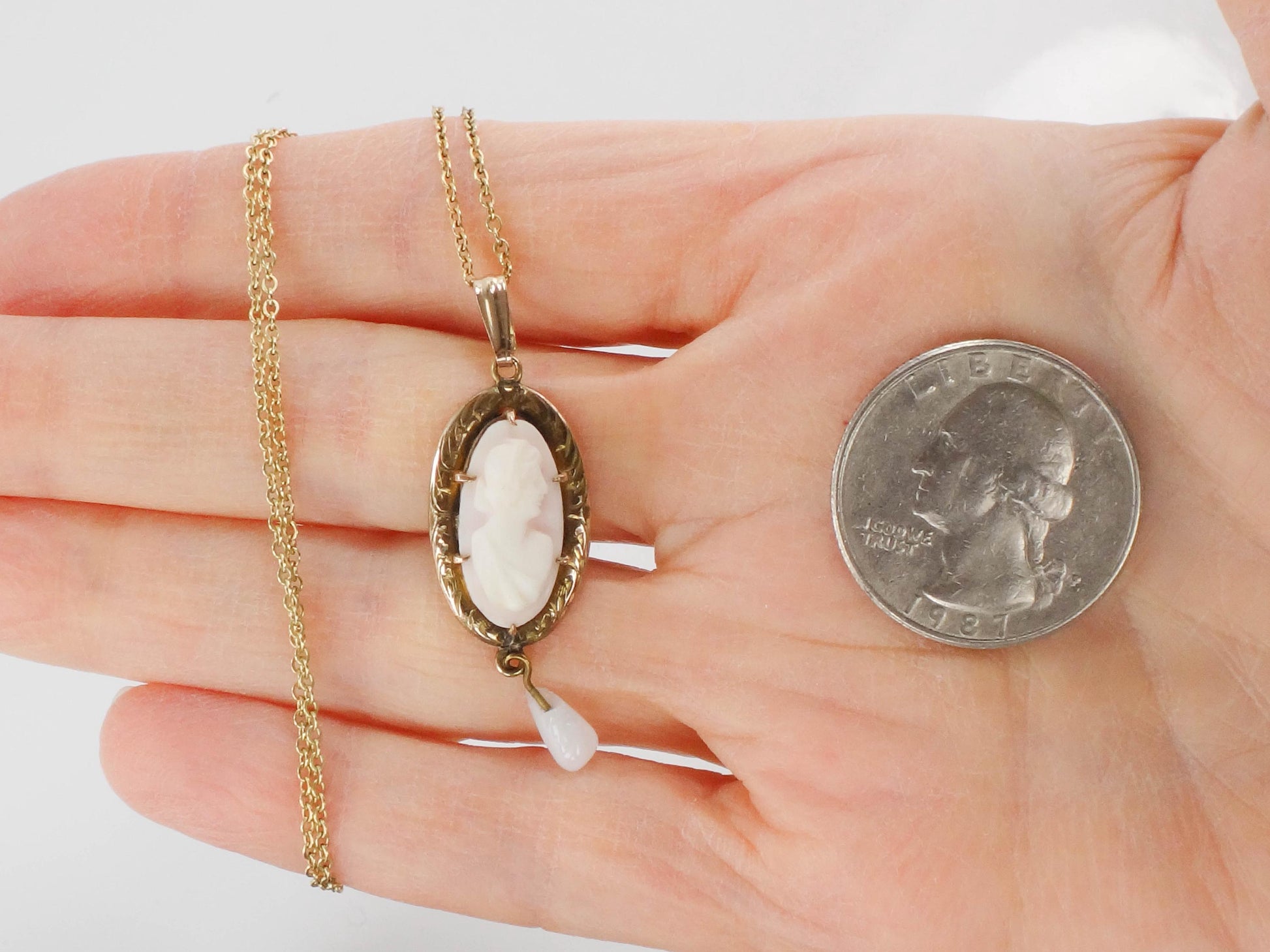 Vintage Gold Tone Cameo Lavalier Pendant Necklace 17"