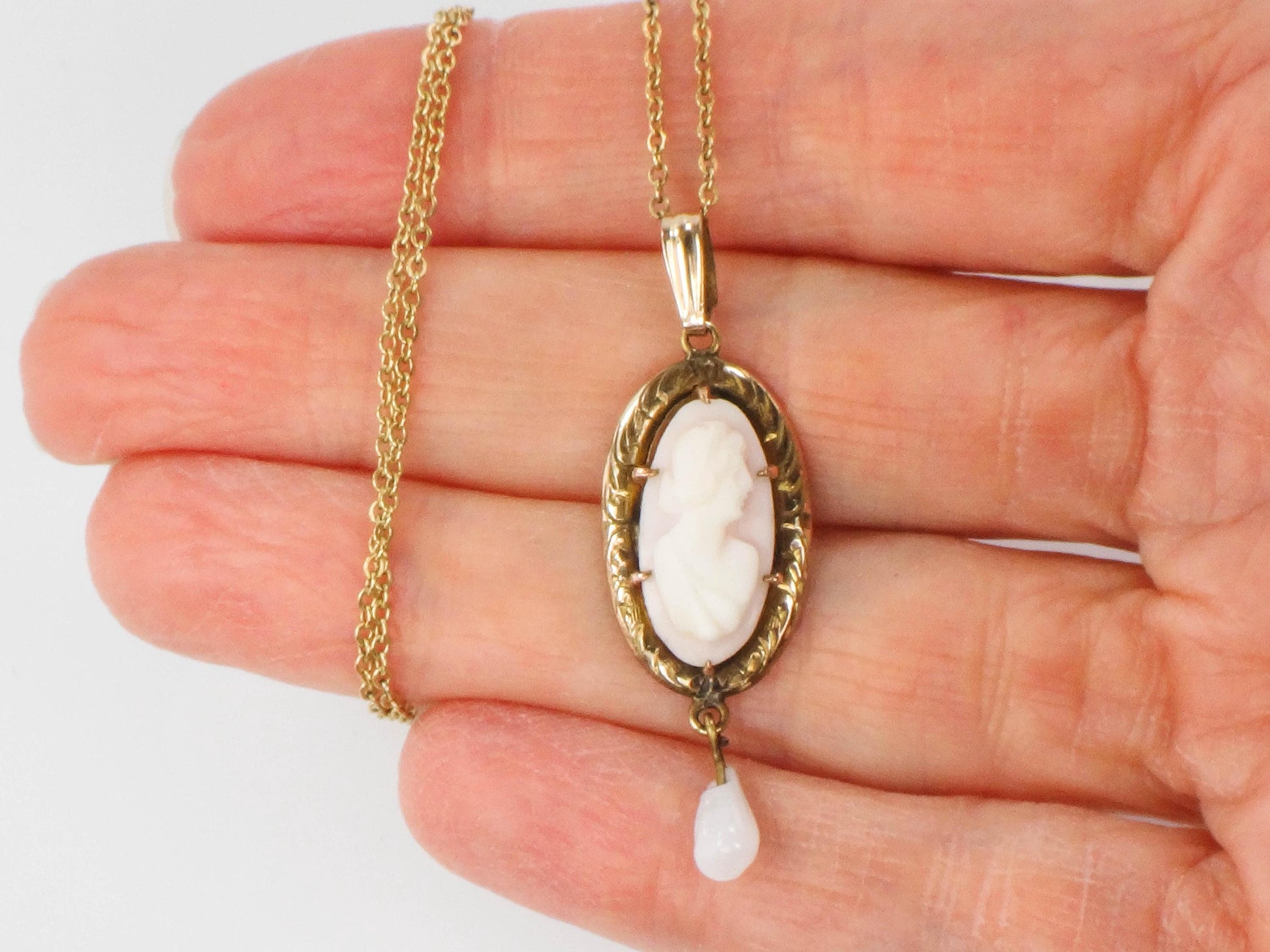 Vintage Gold Tone Cameo Lavalier Pendant Necklace 17"