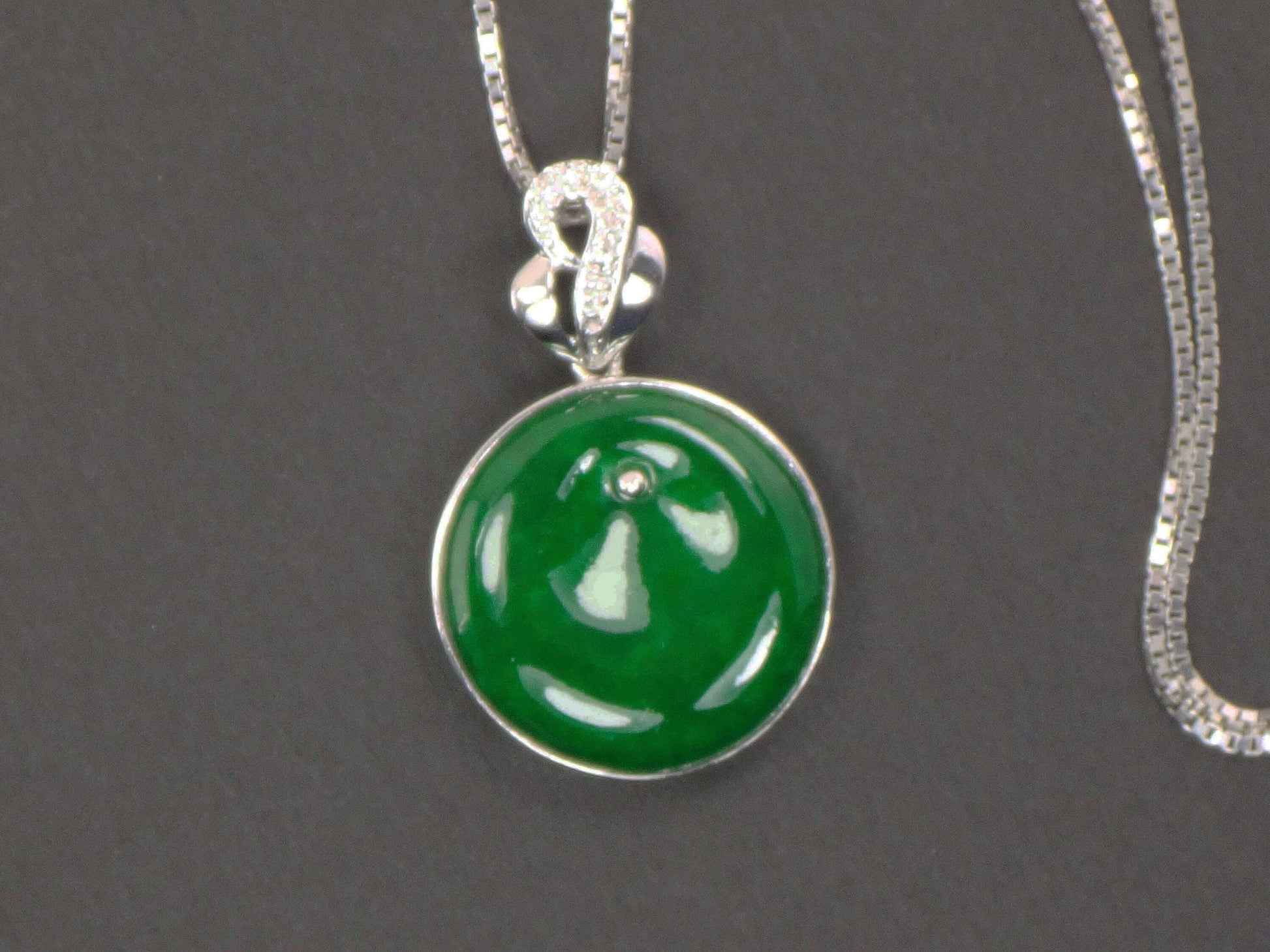 Vintage 18k White Gold Green Jadeite Disc Necklace - 17"