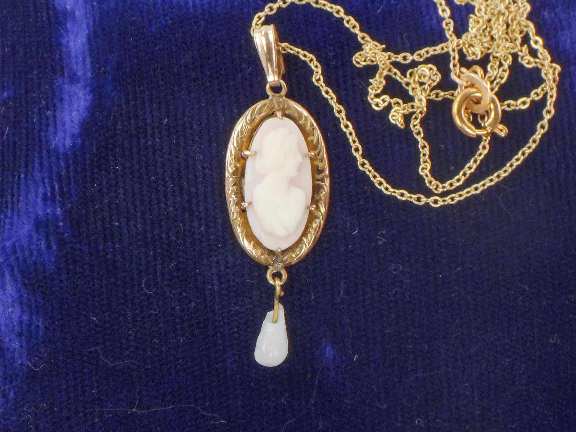Vintage Gold Tone Cameo Lavalier Pendant Necklace 17"