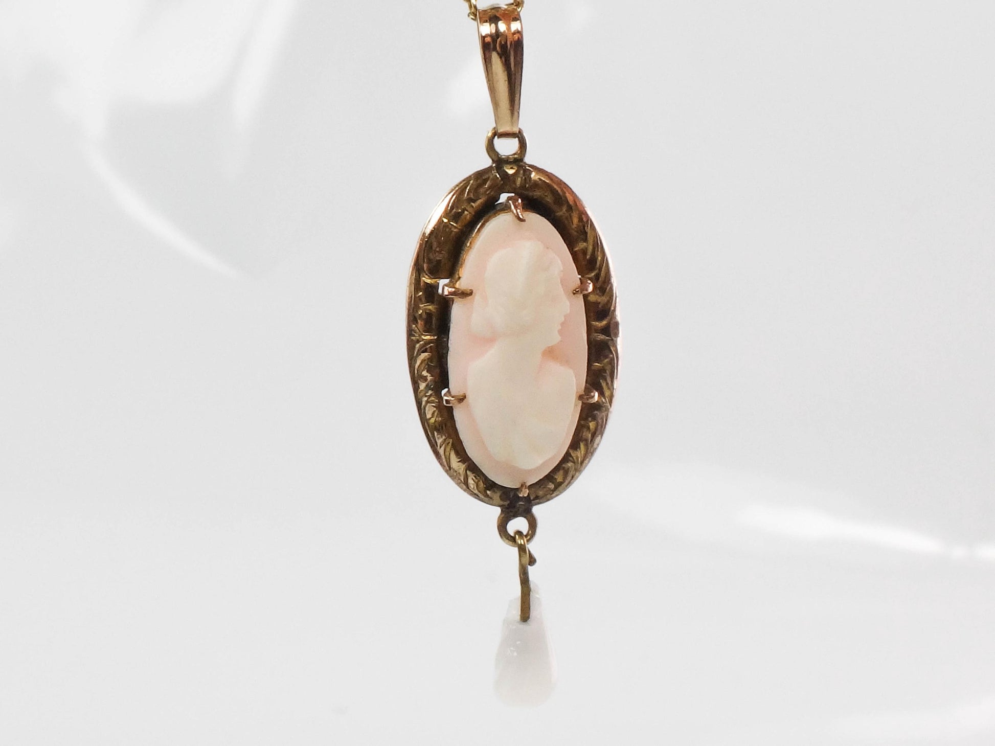 Vintage Gold Tone Cameo Lavalier Pendant Necklace 17"