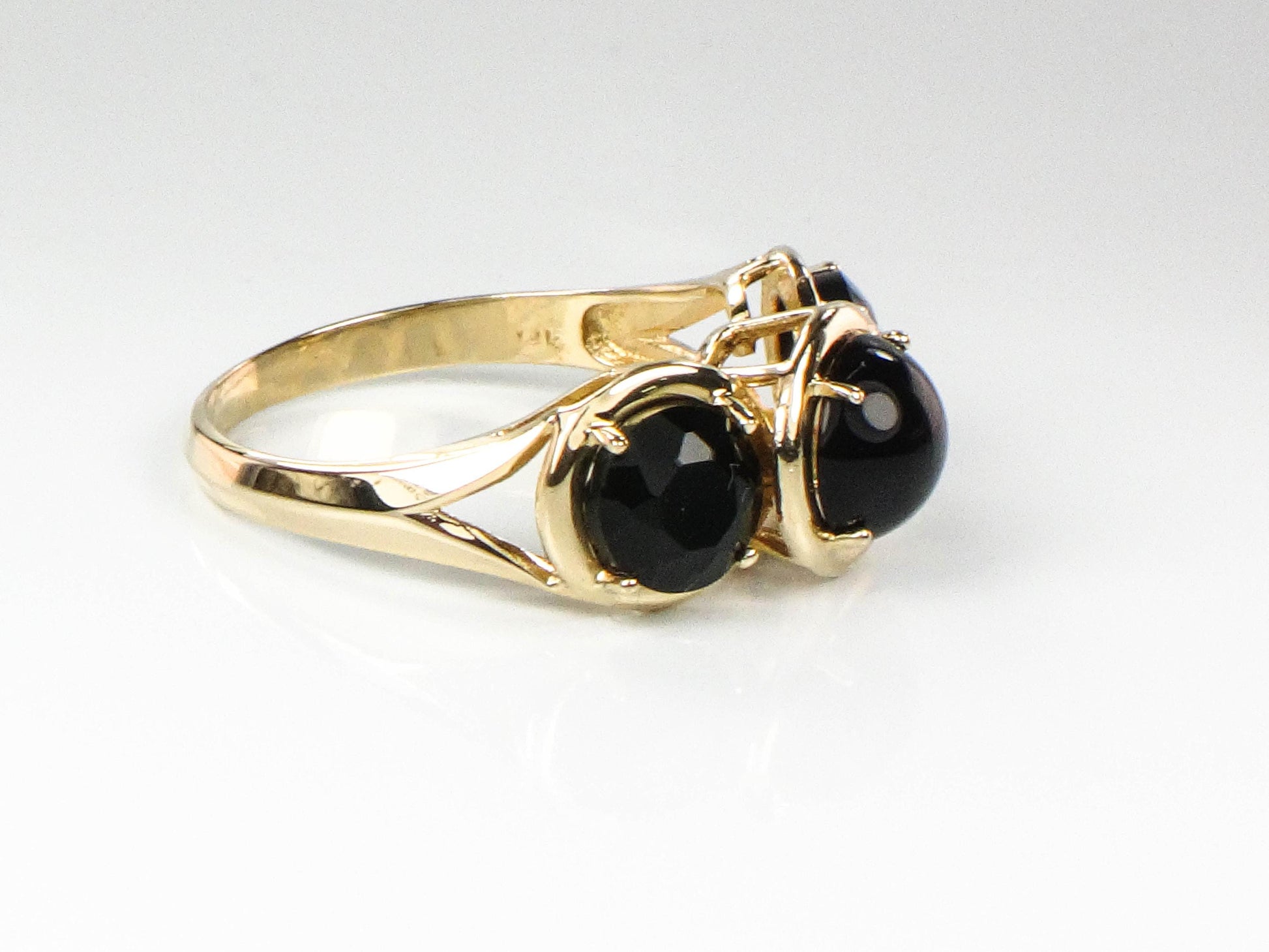 Vintage 14k Yellow Gold Black Onyx Three Stone Ring Size 6.75