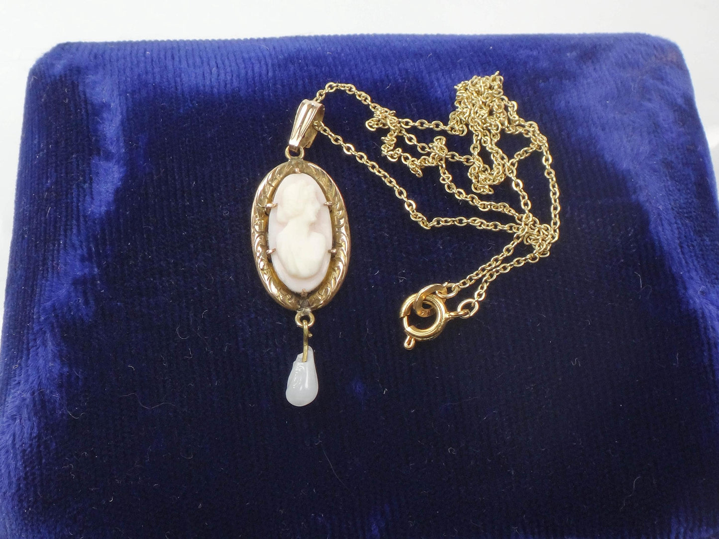 Vintage Gold Tone Cameo Lavalier Pendant Necklace 17"
