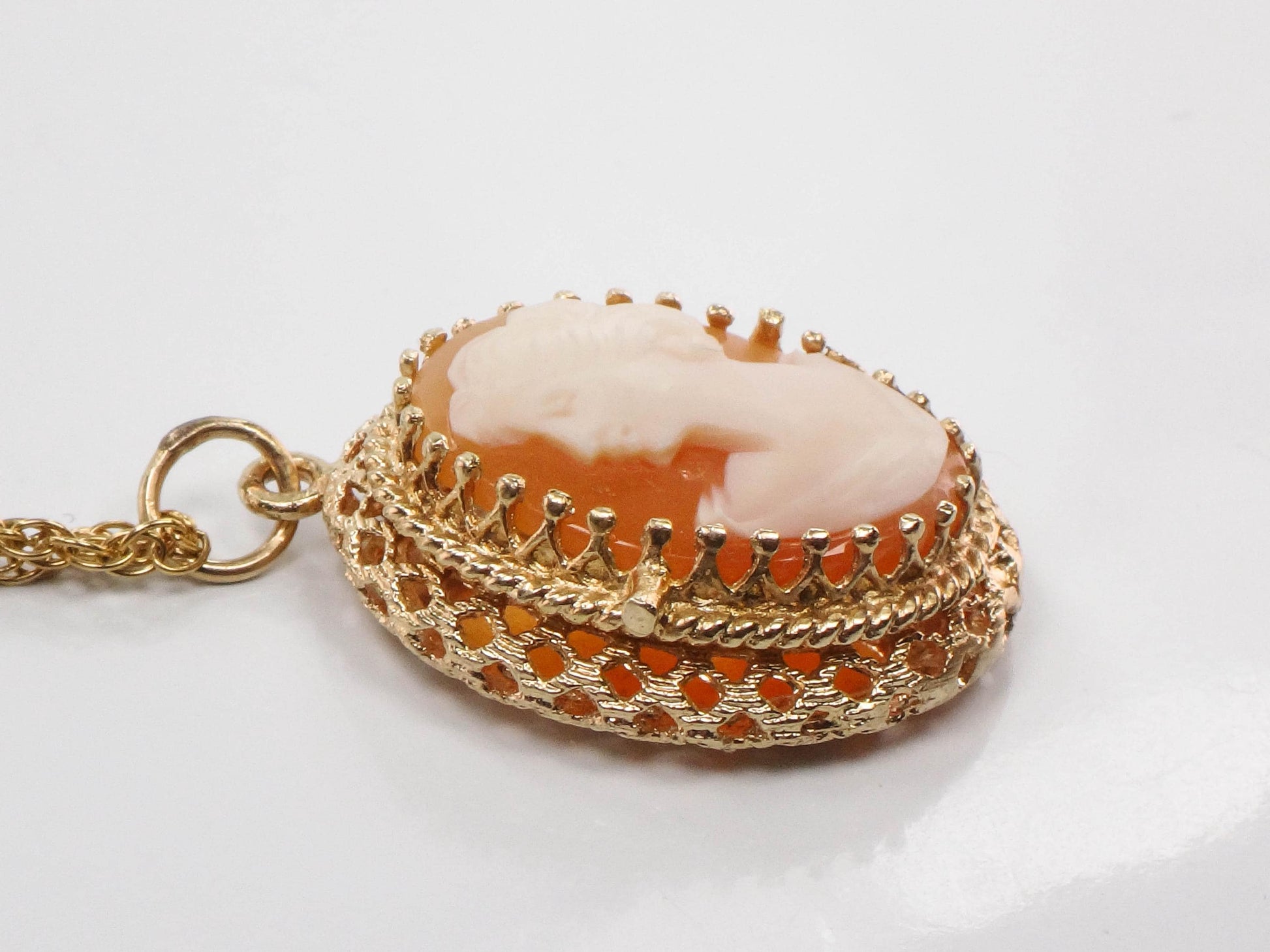 Vintage 14k Yellow Gold Cameo Locket Pendant Necklace - Oval Picture Locket - 15"