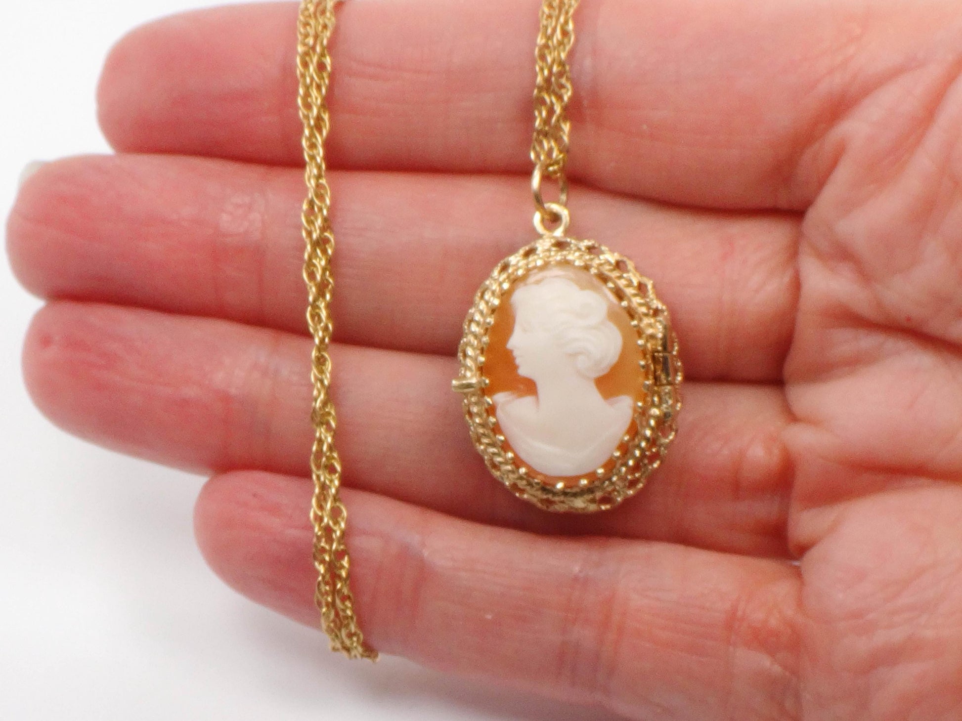 Vintage 14k Yellow Gold Cameo Locket Pendant Necklace - Oval Picture Locket - 15"
