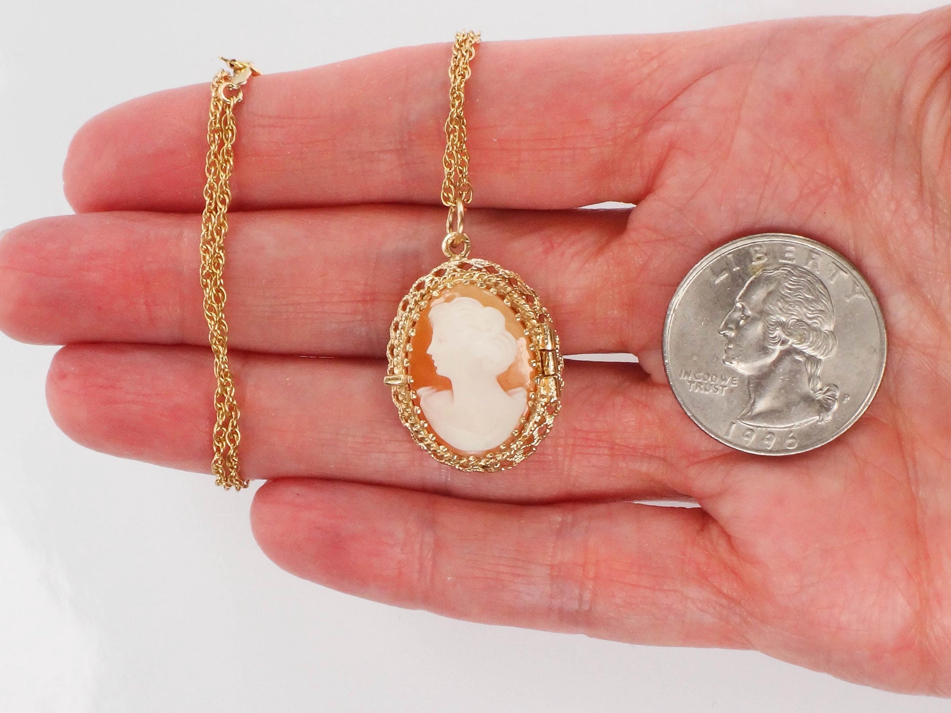 Vintage 14k Yellow Gold Cameo Locket Pendant Necklace - Oval Picture Locket - 15"