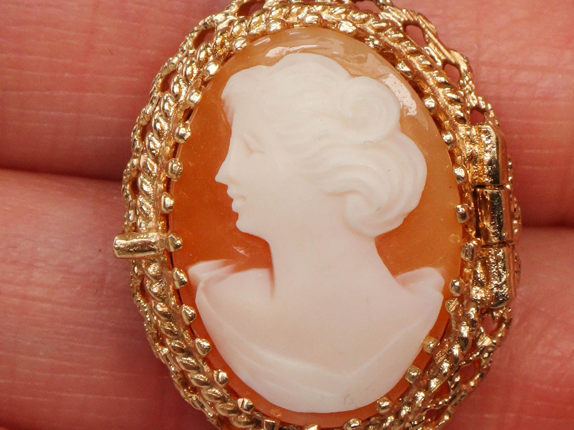 Vintage 14k Yellow Gold Cameo Locket Pendant Necklace - Oval Picture Locket - 15"