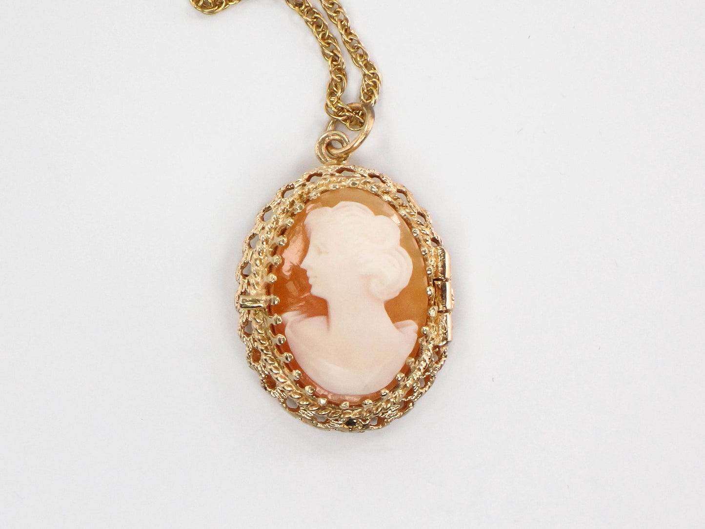 Vintage 14k Yellow Gold Cameo Locket Pendant Necklace - Oval Picture Locket - 15"