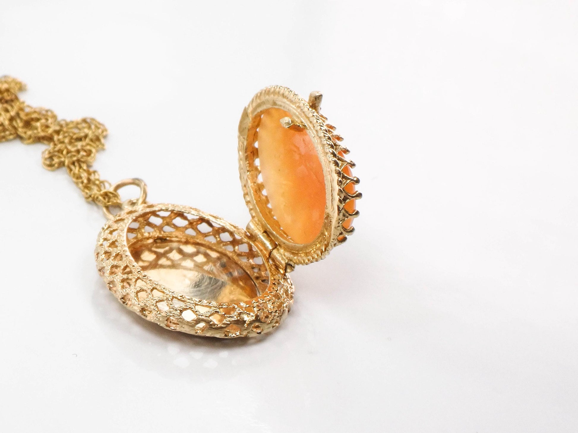 Vintage 14k Yellow Gold Cameo Locket Pendant Necklace - Oval Picture Locket - 15"