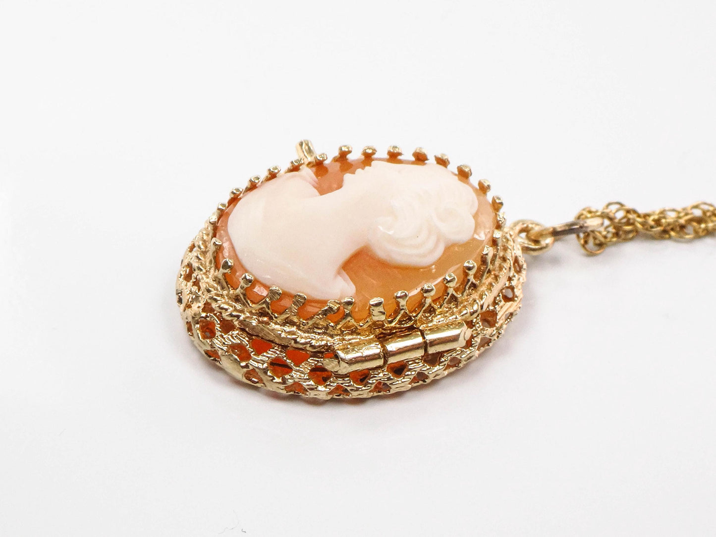 Vintage 14k Yellow Gold Cameo Locket Pendant Necklace - Oval Picture Locket - 15"