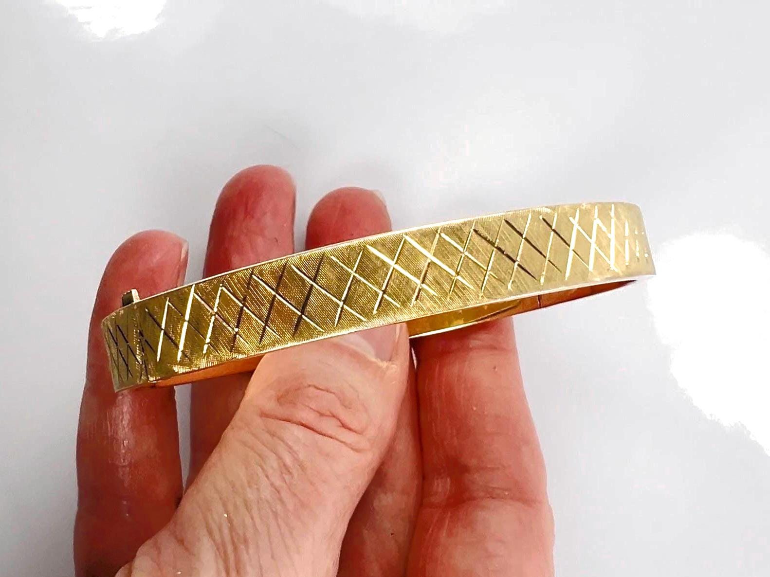 Vintage 14k Yellow Gold Bangle Bracelet: Engraved Crosshatch Design