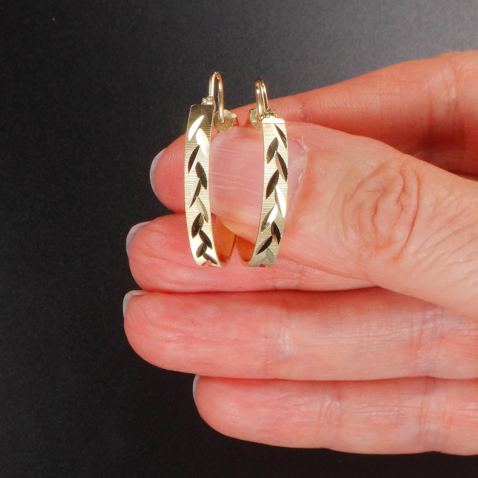 Vintage 14k Yellow Gold Round Hoop Earrings with Diamond Cut Wheat Design